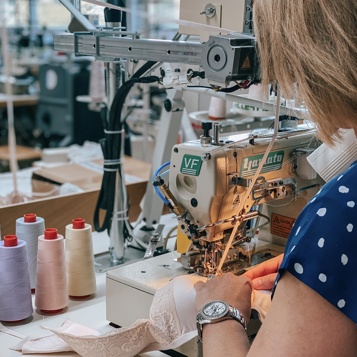 Näherin an einer Strickmaschine