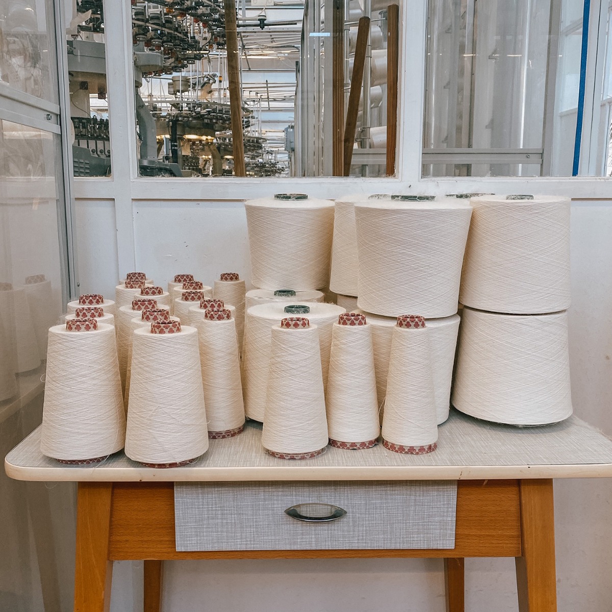 Garnspulen auf Tisch