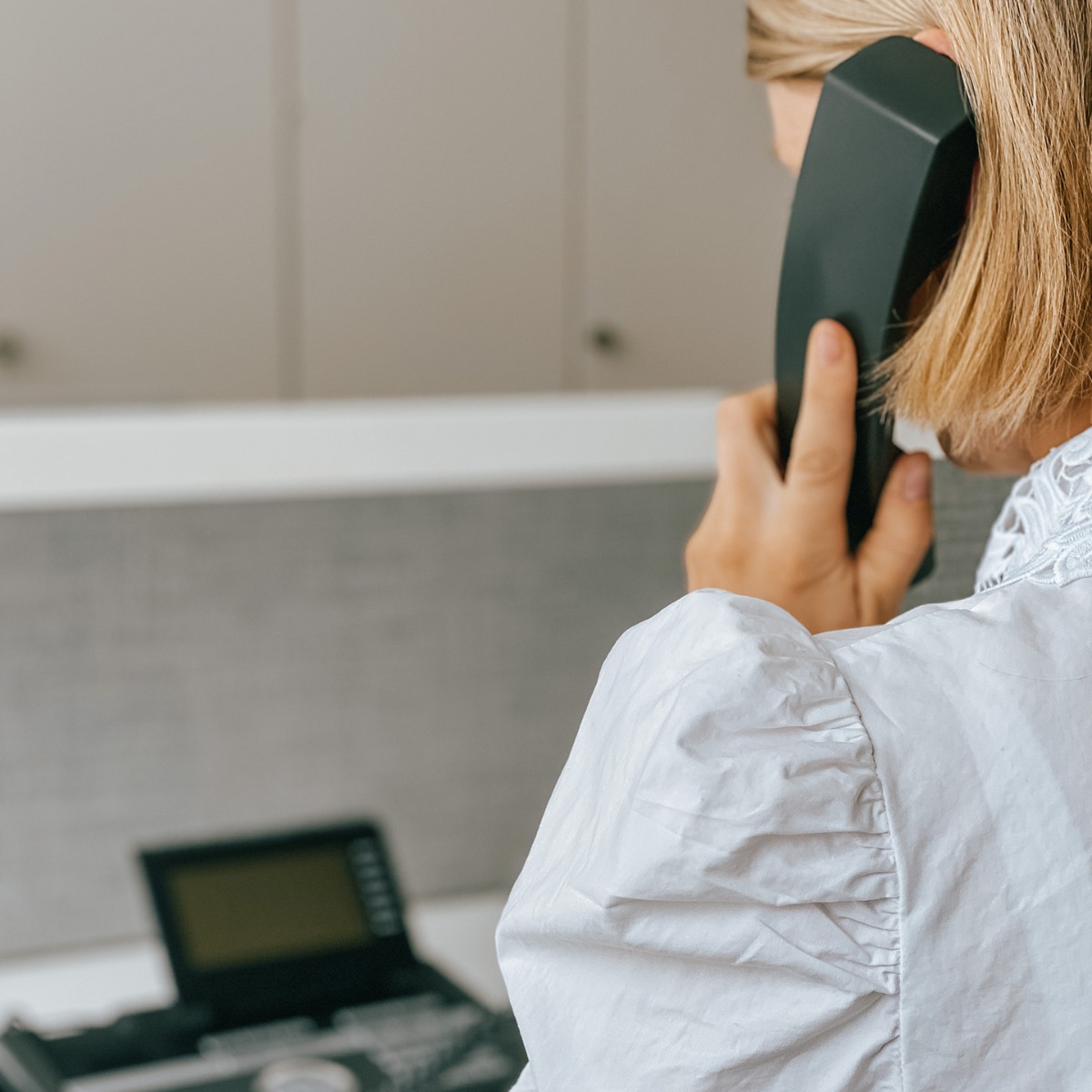 Mitarbeiterin am Telefon