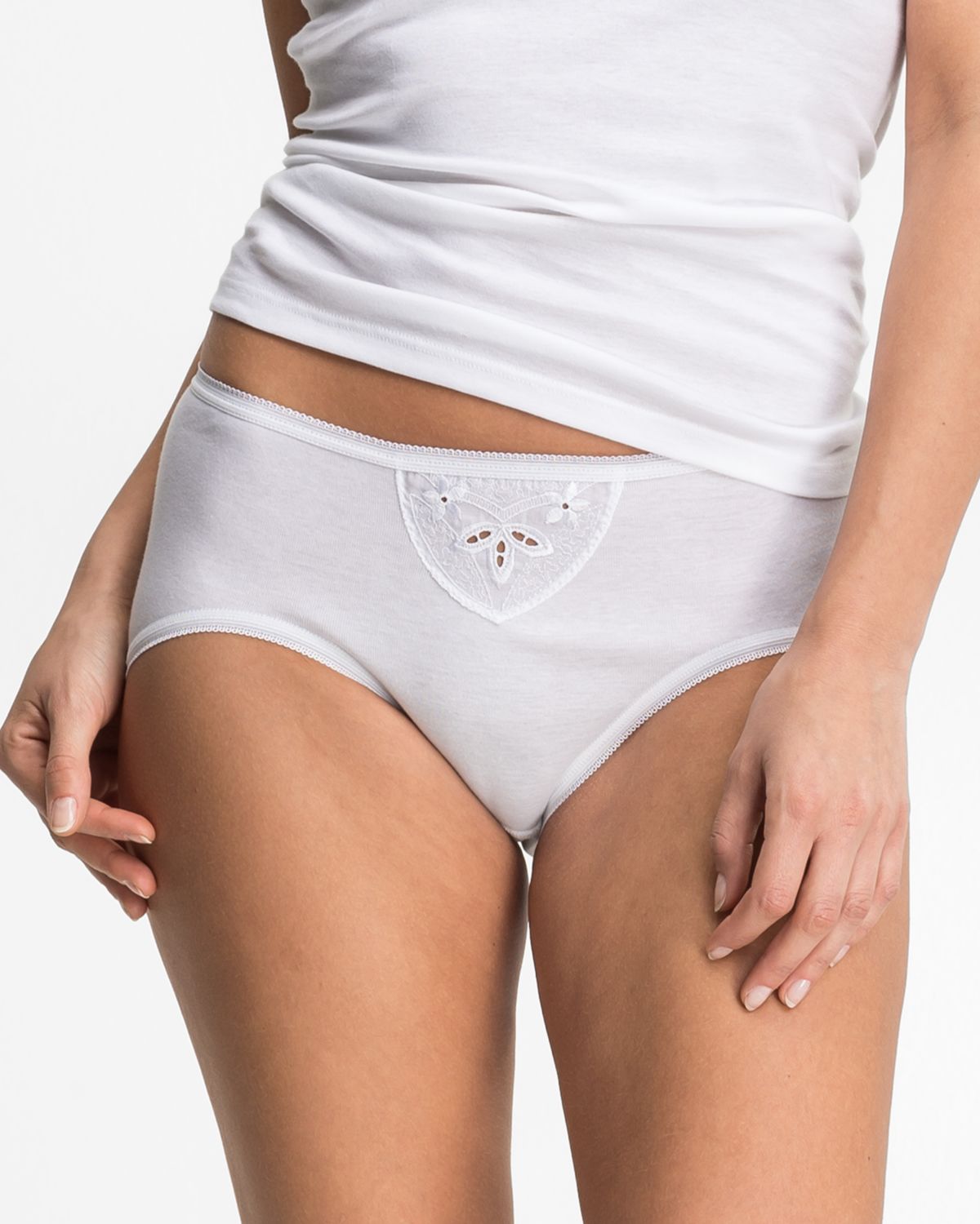 Model trägt Hüftslip in weiß aus der Serie Noelle, Ansicht von vorne.