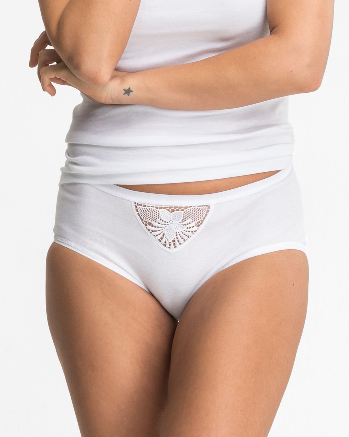 Model trägt Hüftslip in weiß aus der Serie Nadja, Ansicht von vorne.