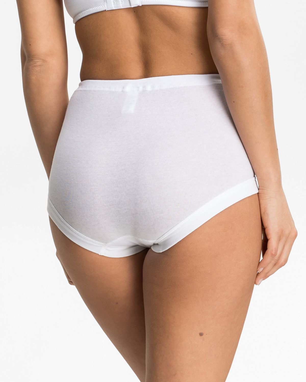 Model trägt Taillenslip in weiß aus der Serie Nelly, Ansicht von hinten.