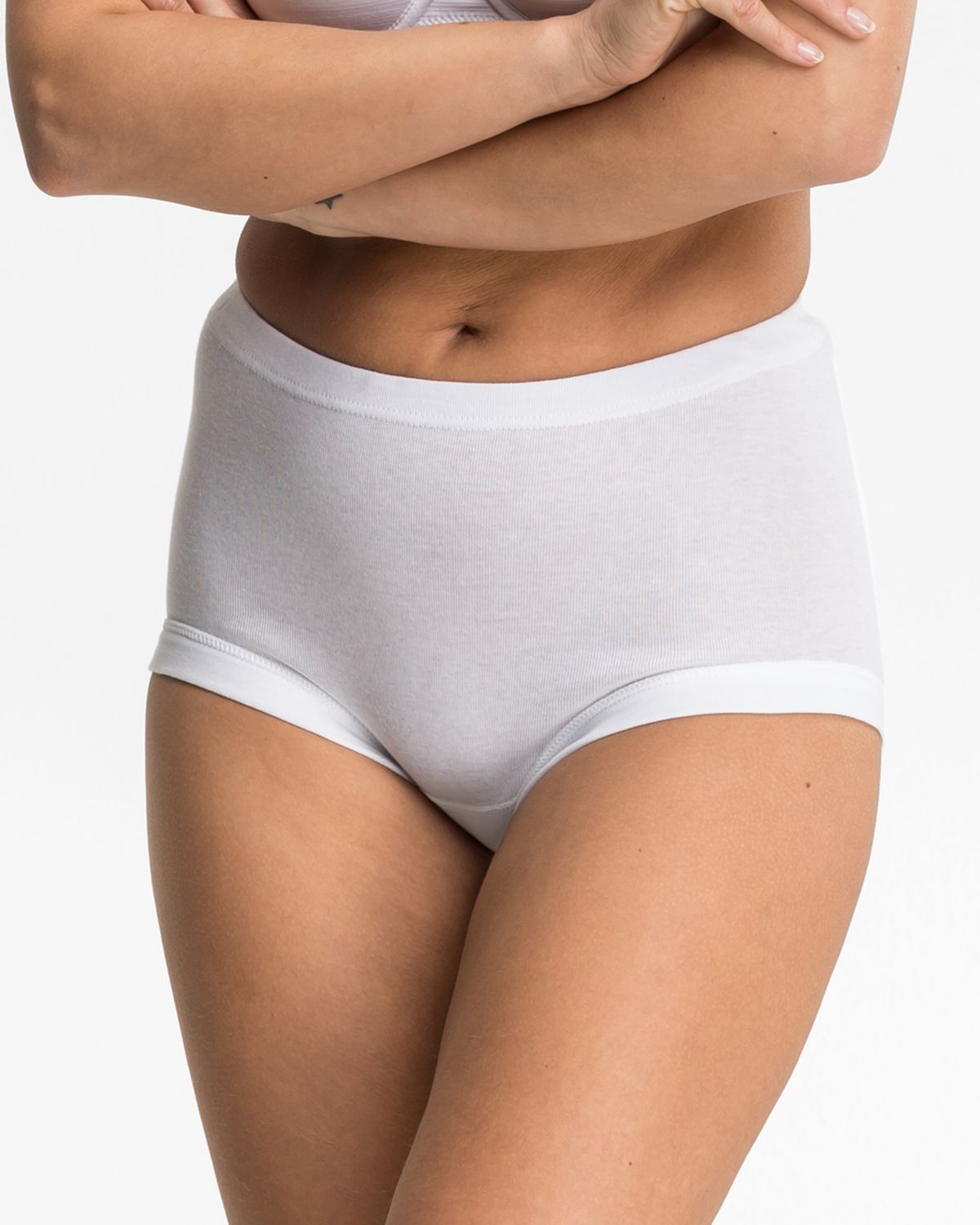 Model trägt Taillenslip in weiß aus der Serie Nelly, Ansicht von vorne.