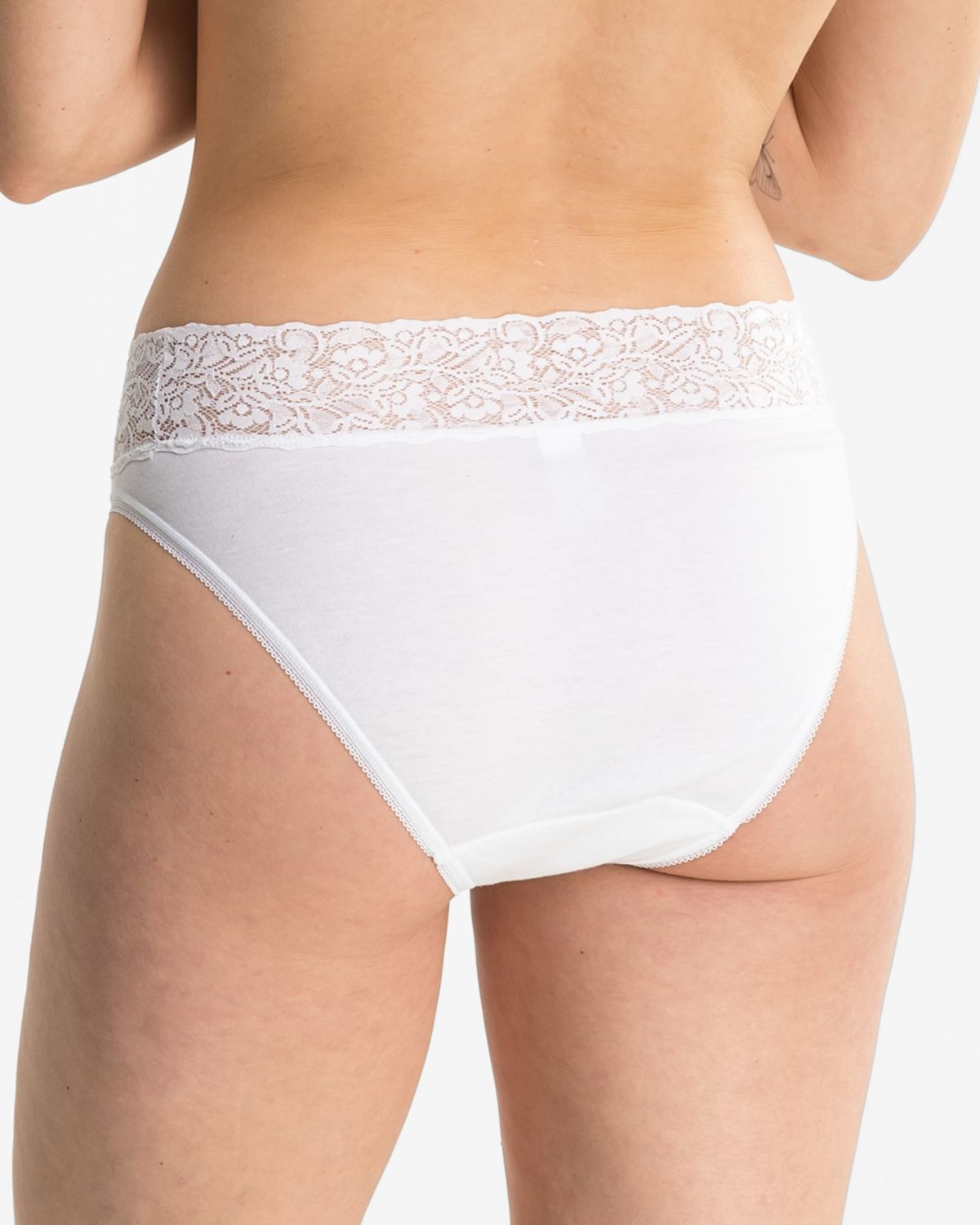 Model trägt Jazzpant in weiß aus der Serie Britta, Ansicht von hinten.