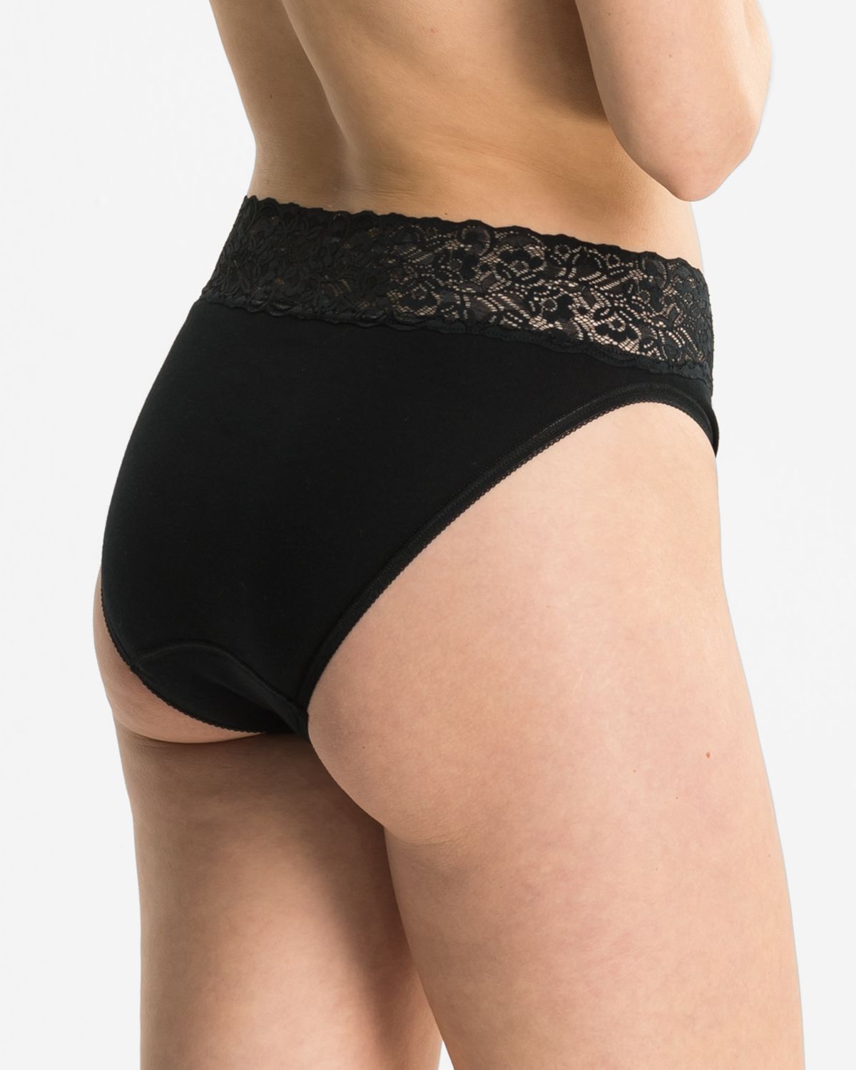 Model trägt Jazzpant in schwarz aus der Serie Britta, Ansicht von hinten.