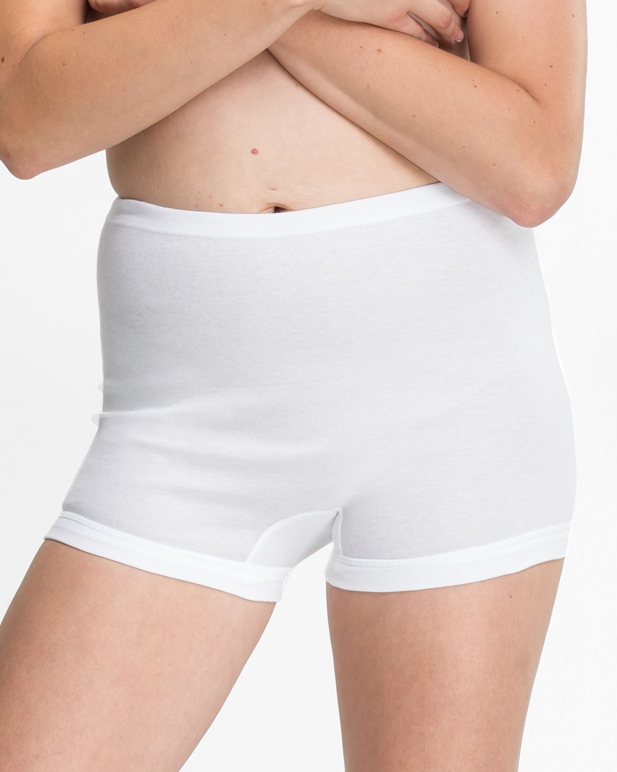 Model trägt Pagenschlüpfer in weiß aus der Serie Nelly, Ansicht von vorne.