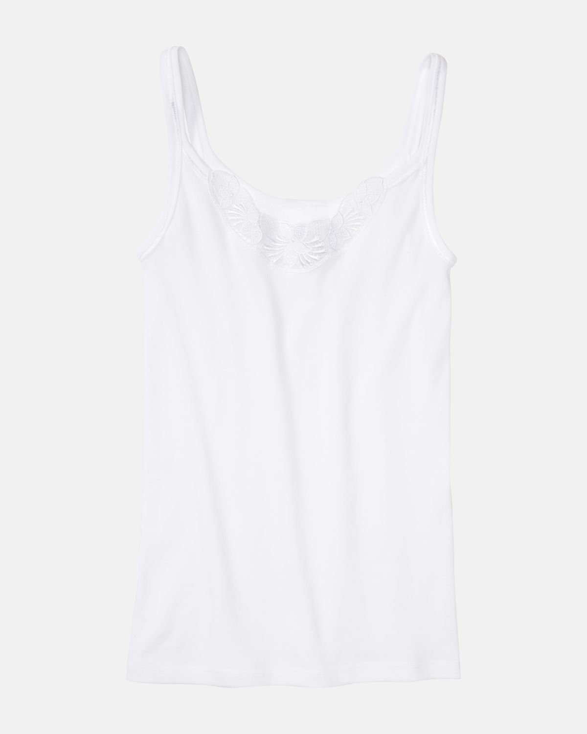 Trägerhemd in weiß aus der Serie Nadja, flach auf einer Oberfläche liegend.