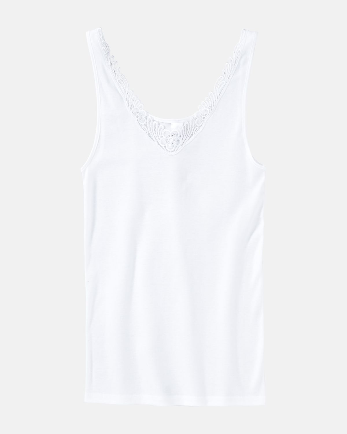 Achselhemd in weiß aus der Serie Nadja, flach auf einer Oberfläche liegend.