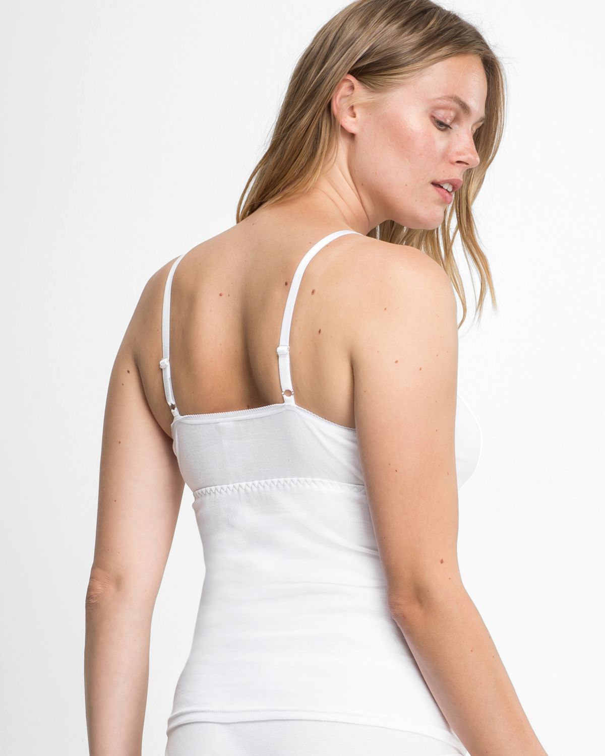 Model trägt BH Hemd in weiß aus der Serie Natalie, Ansicht von hinten.