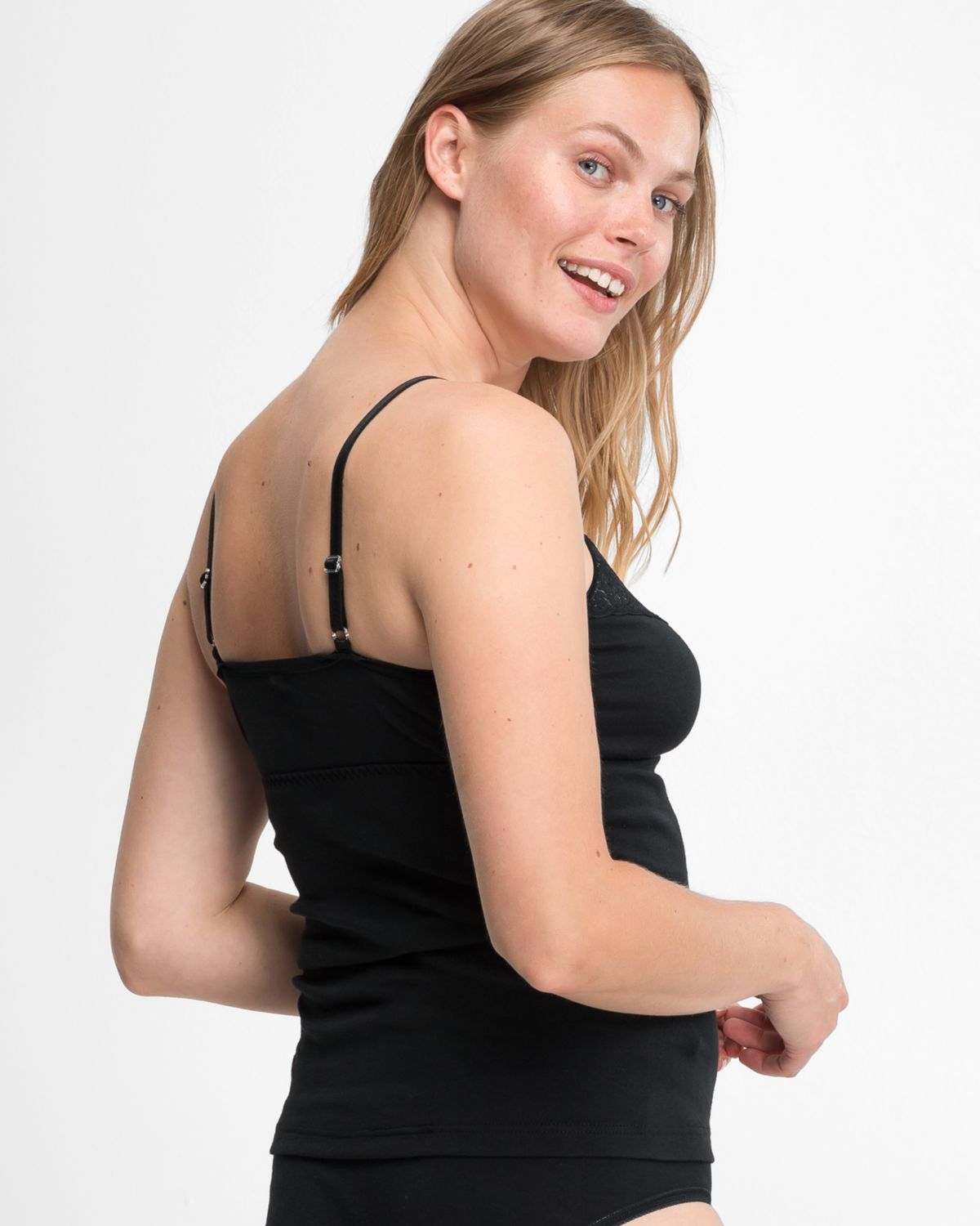 Model trägt BH Hemd in schwarz aus der Serie Natalie, Ansicht von hinten.