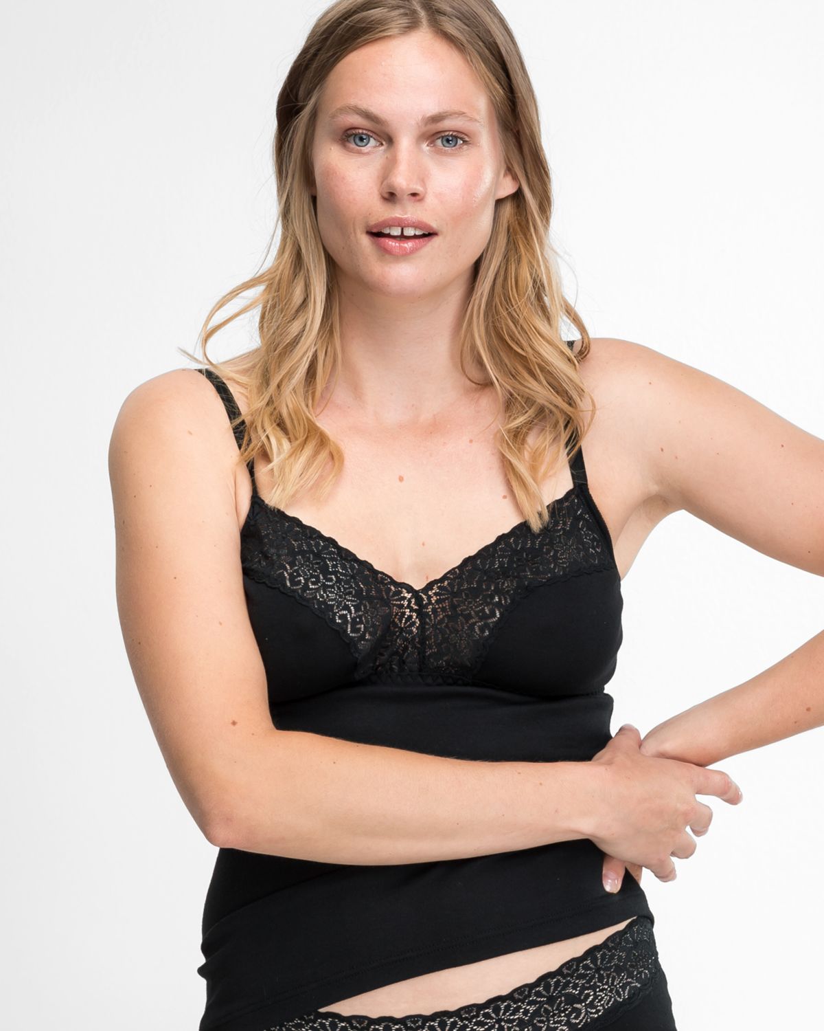 Model trägt BH Hemd in schwarz aus der Serie Natalie, Ansicht von vorne.