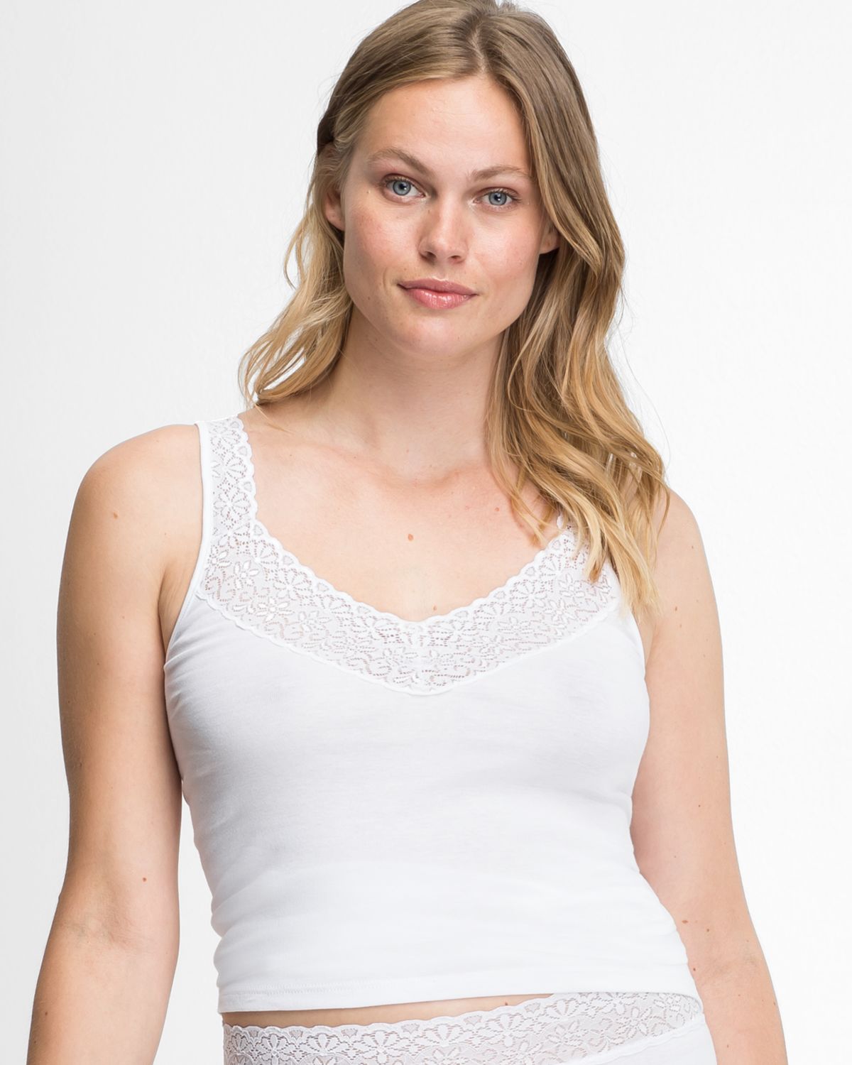 Model trägt Achselhemd in weiß aus der Serie Natalie, Ansicht von vorne.