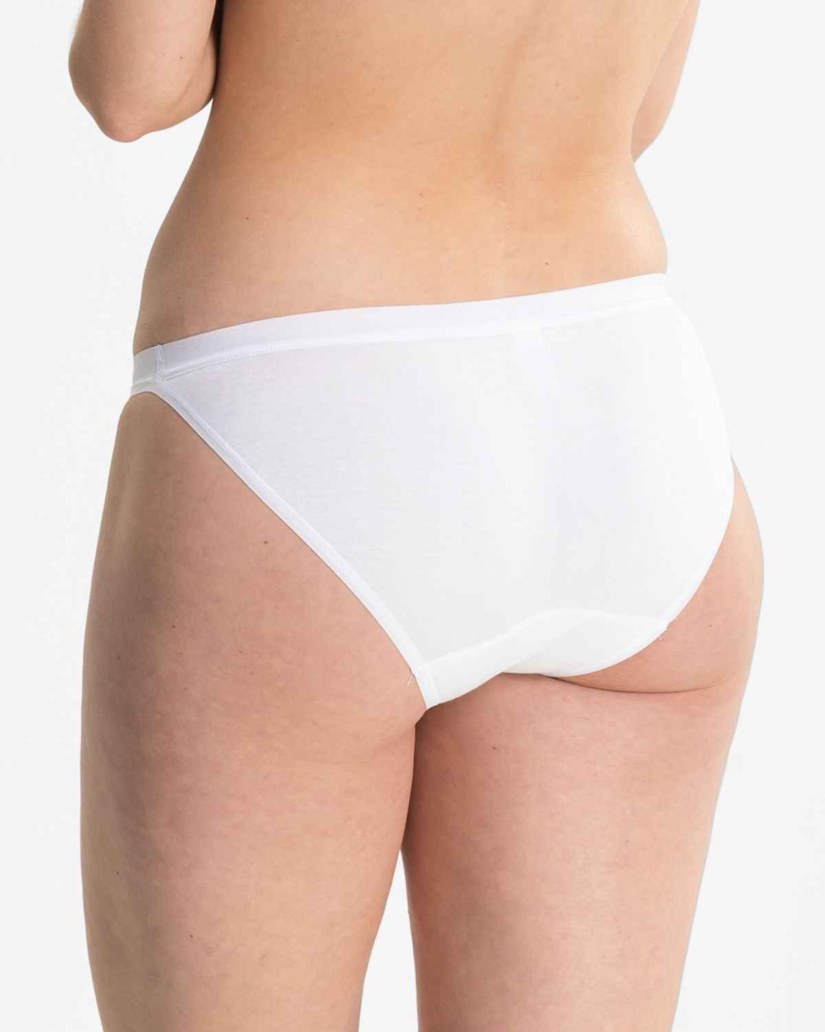 Model trägt Tanga in weiß aus der Serie Britta, Ansicht von hinten.
