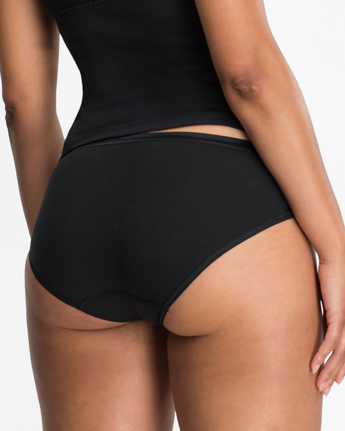 Model trägt Minislip in schwarz aus der Serie Natascha, Ansicht von hinten.