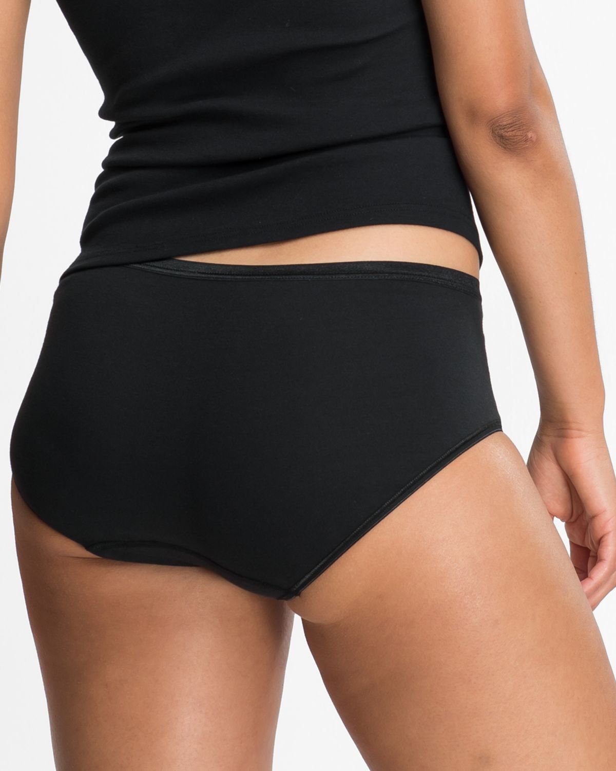 Model trägt Midislip in schwarz aus der Serie Natascha, Ansicht von hinten.