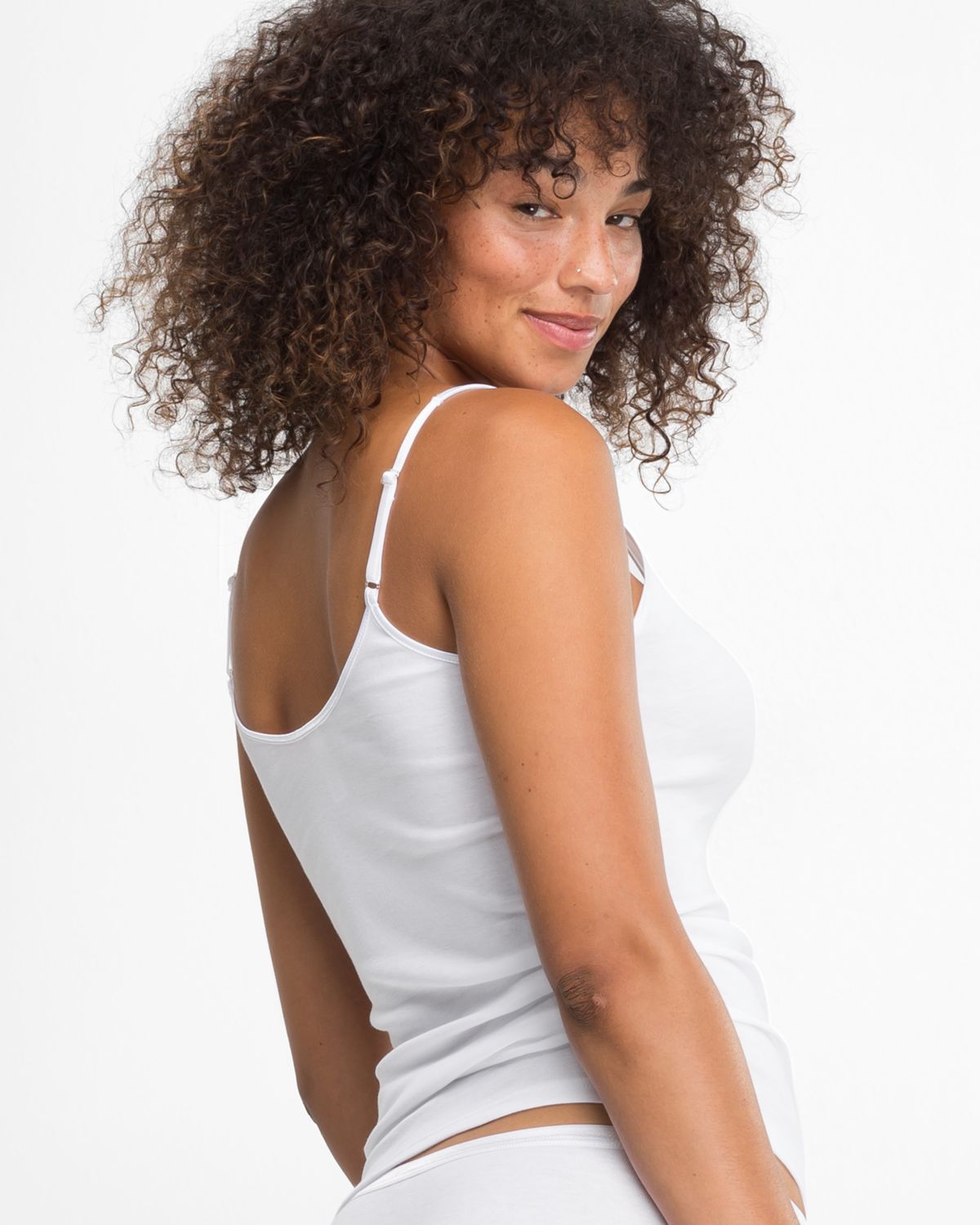 Model trägt Trägerhemd in weiß aus der Serie Natascha, Ansicht von hinten.