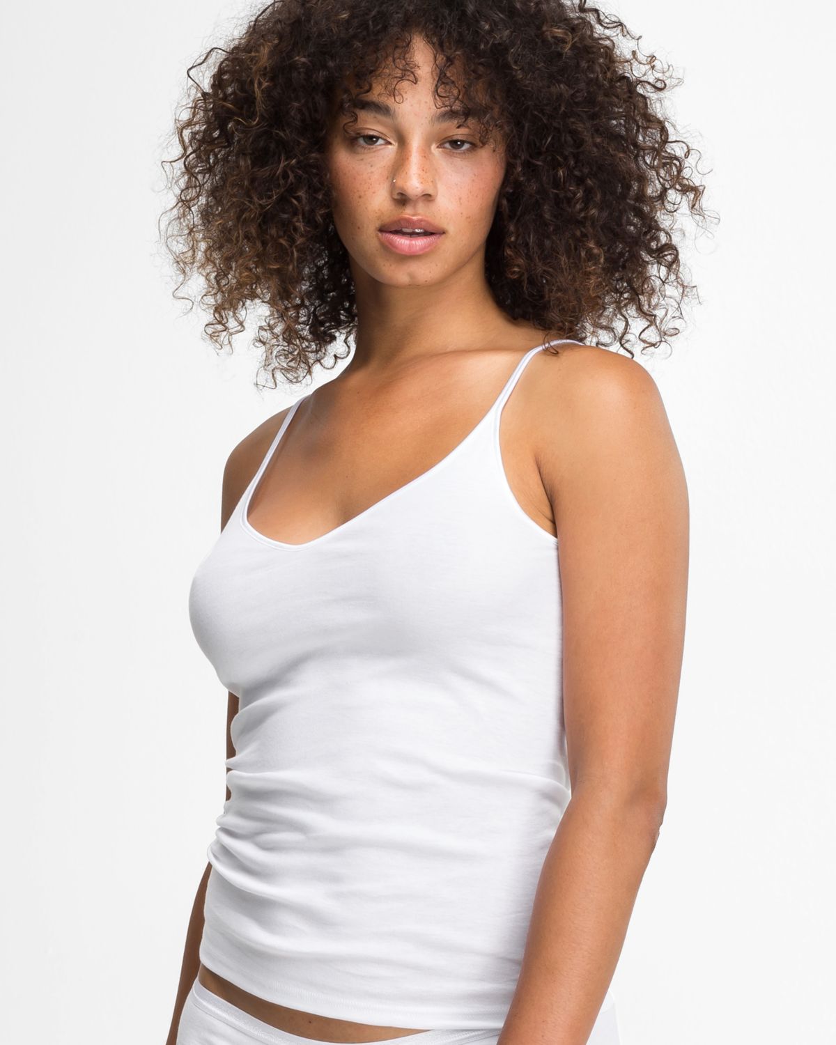 Model trägt Trägerhemd in weiß aus der Serie Natascha, Ansicht von vorne.