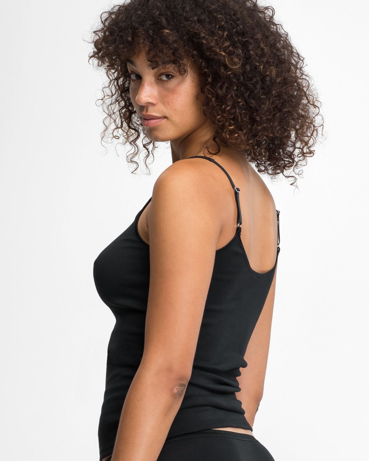 Model trägt Trägerhemd in schwarz aus der Serie Natascha, Ansicht von hinten.