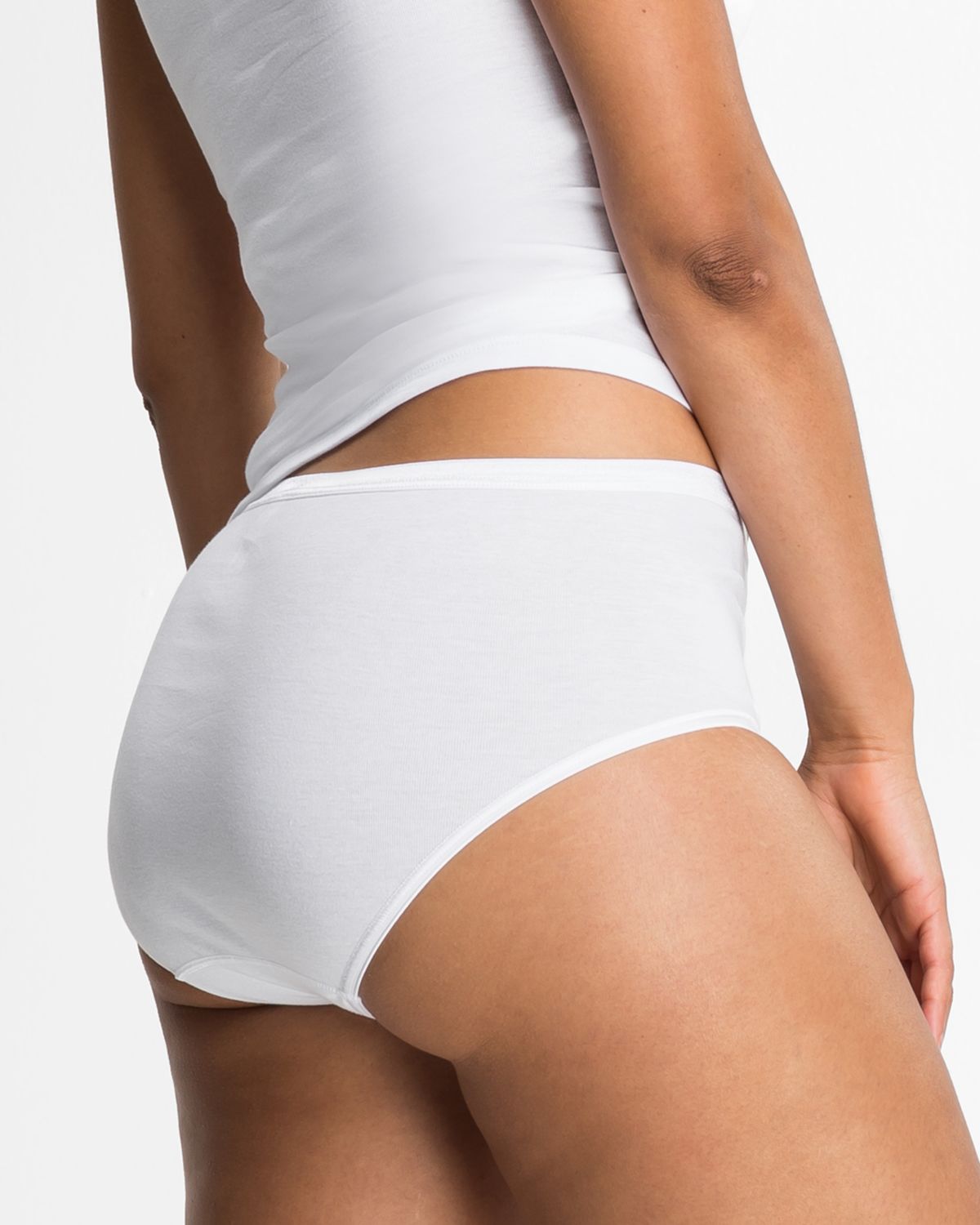 Model trägt Maxislip in weiß aus der Serie Natascha, Ansicht von hinten.