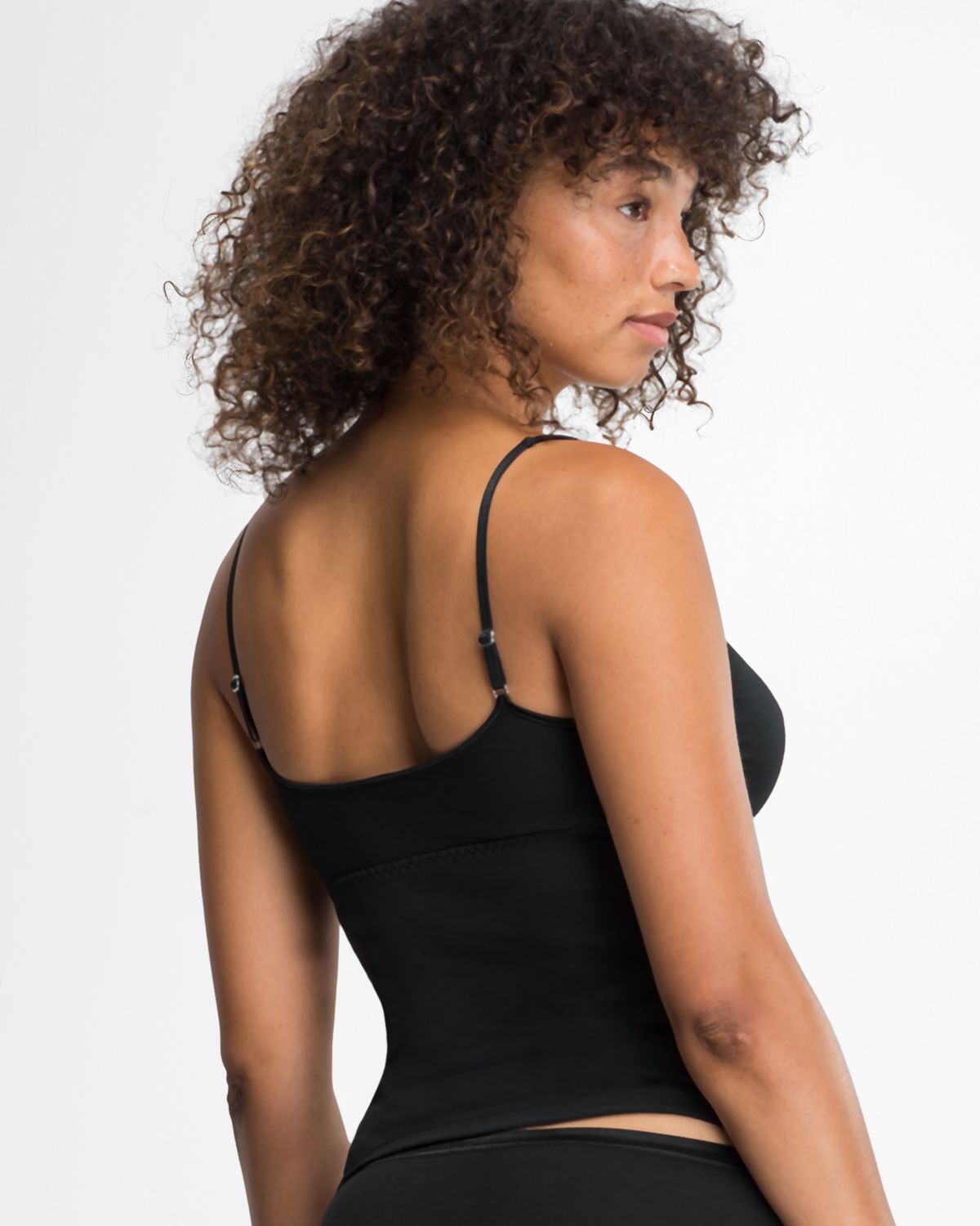 Model trägt BH Hemd gemoldet in schwarz aus der Serie Natascha, Ansicht von hinten.