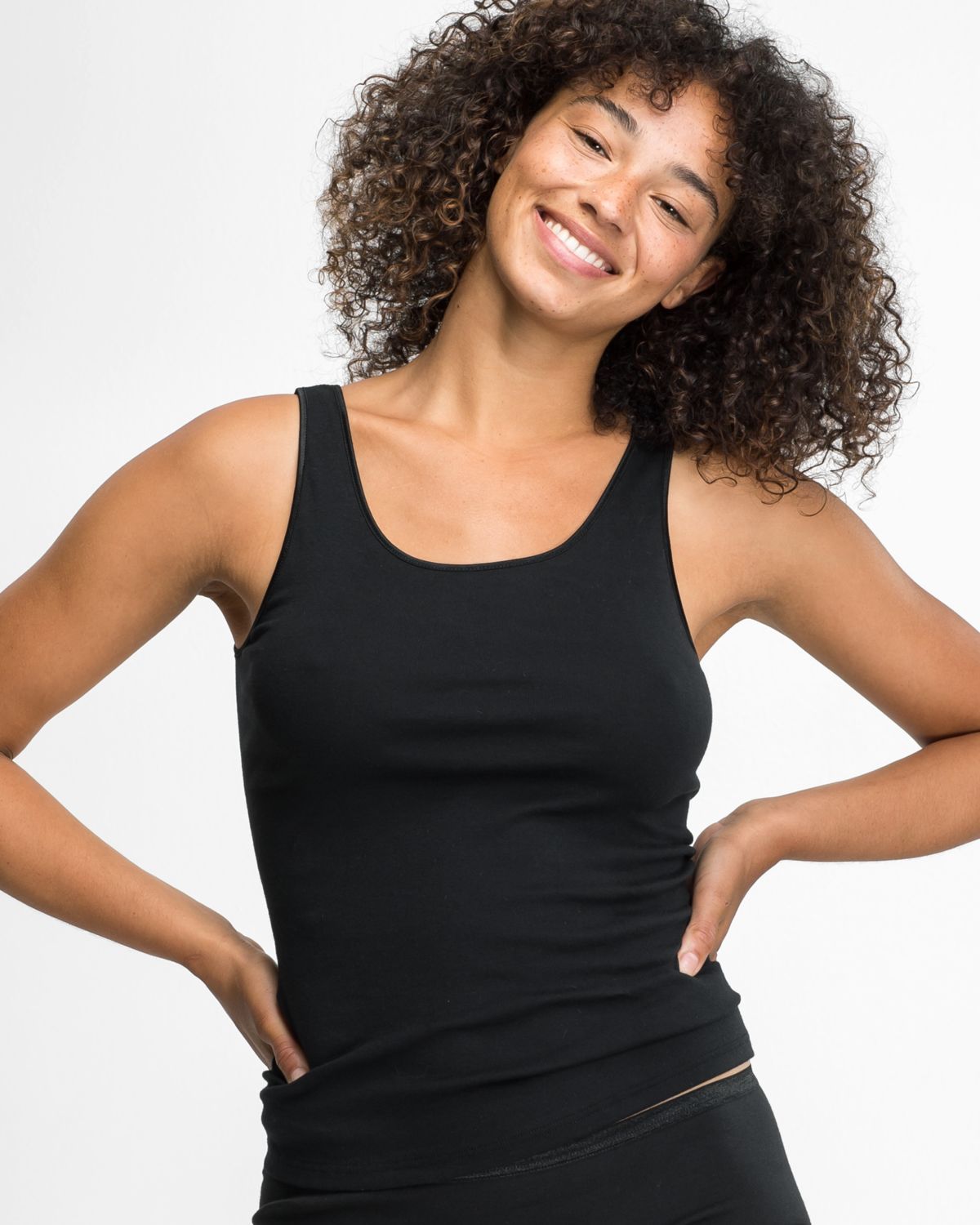 Model trägt Achselhemd in schwarz aus der Serie Natascha, Ansicht von vorne.