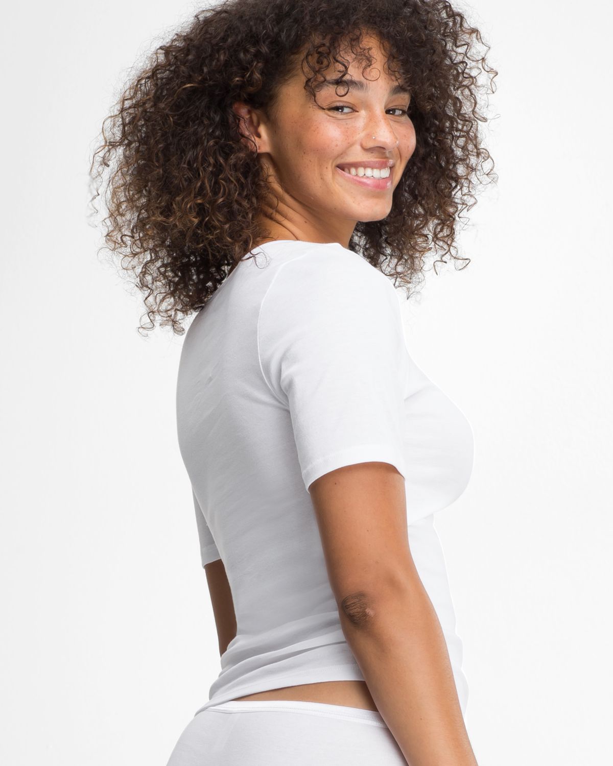 Model trägt Hemd 1/4 Arm in weiß aus der Serie Natascha, Ansicht von hinten.