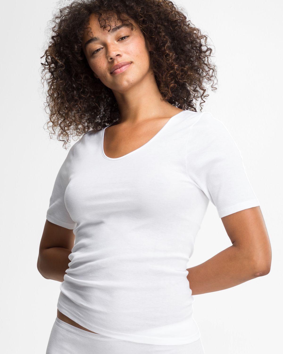 Model trägt Hemd 1/4 Arm in weiß aus der Serie Natascha, Ansicht von vorne.