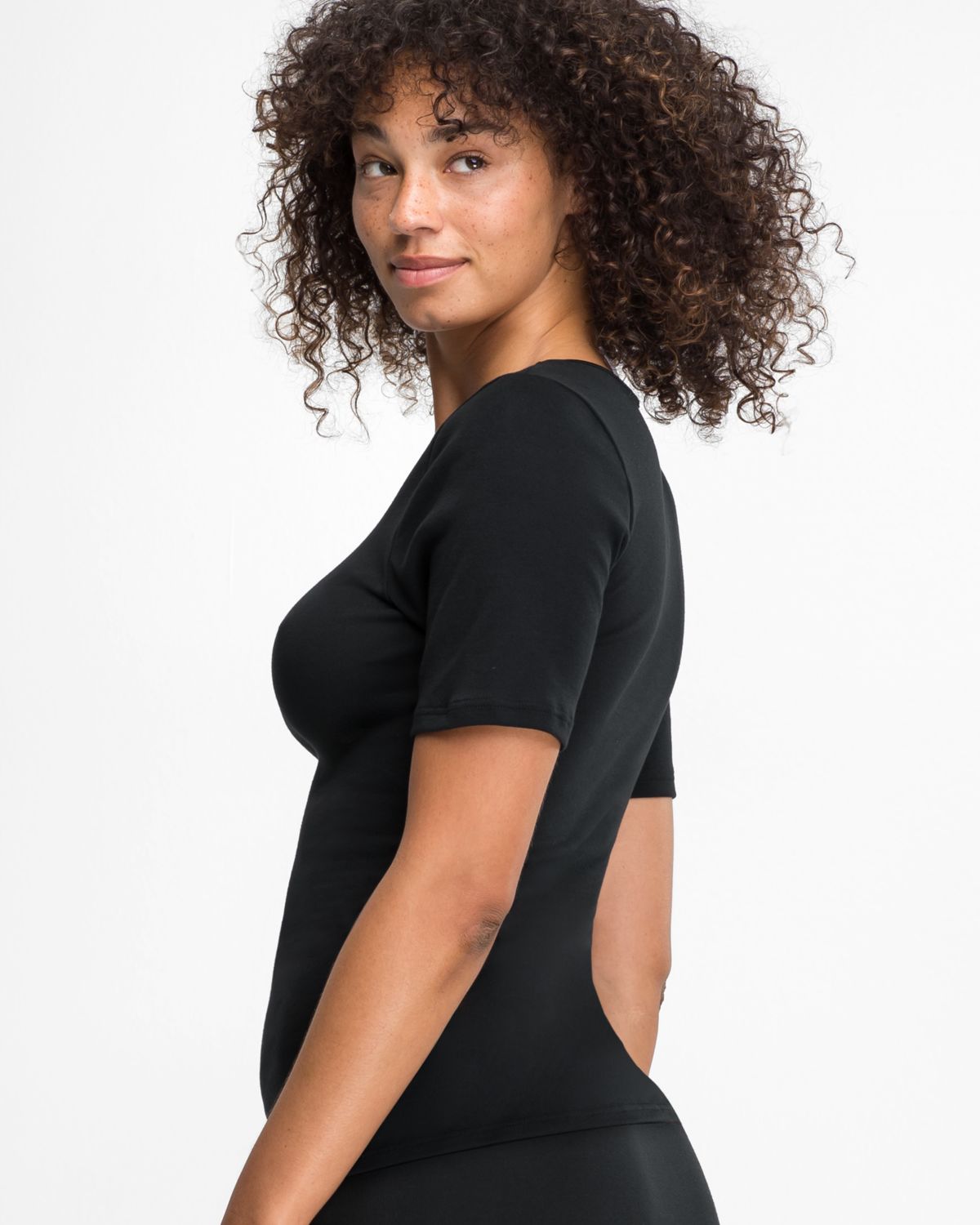 Model trägt Hemd 1/4 Arm in schwarz aus der Serie Natascha, Ansicht von hinten.