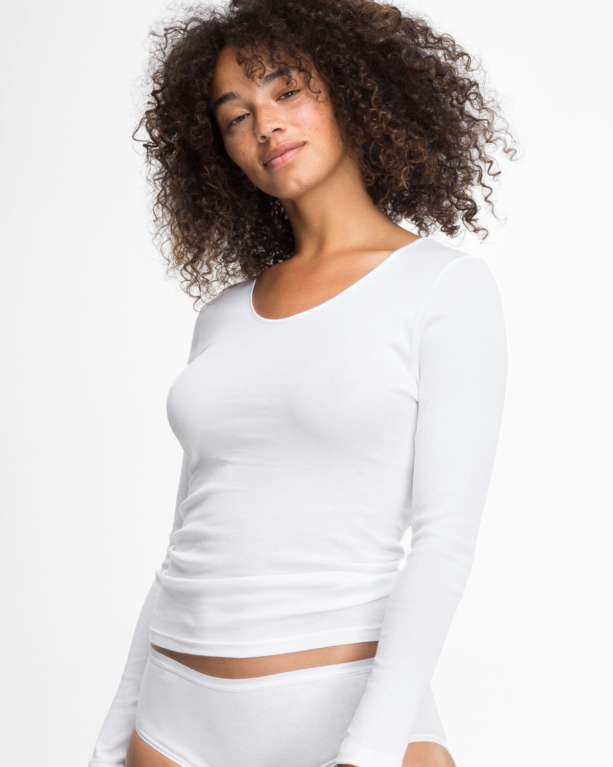 Model trägt Hemd 1/1 Arm in weiß aus der Serie Natascha, Ansicht von vorne.