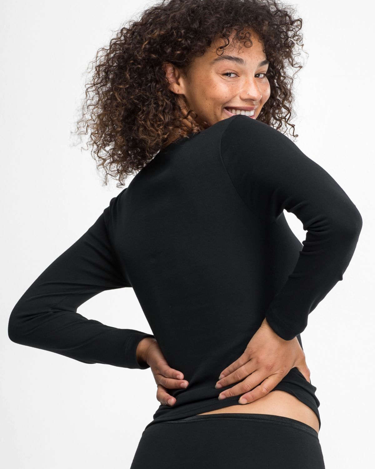 Model trägt Hemd 1/1 Arm in schwarz aus der Serie Natascha, Ansicht von hinten.