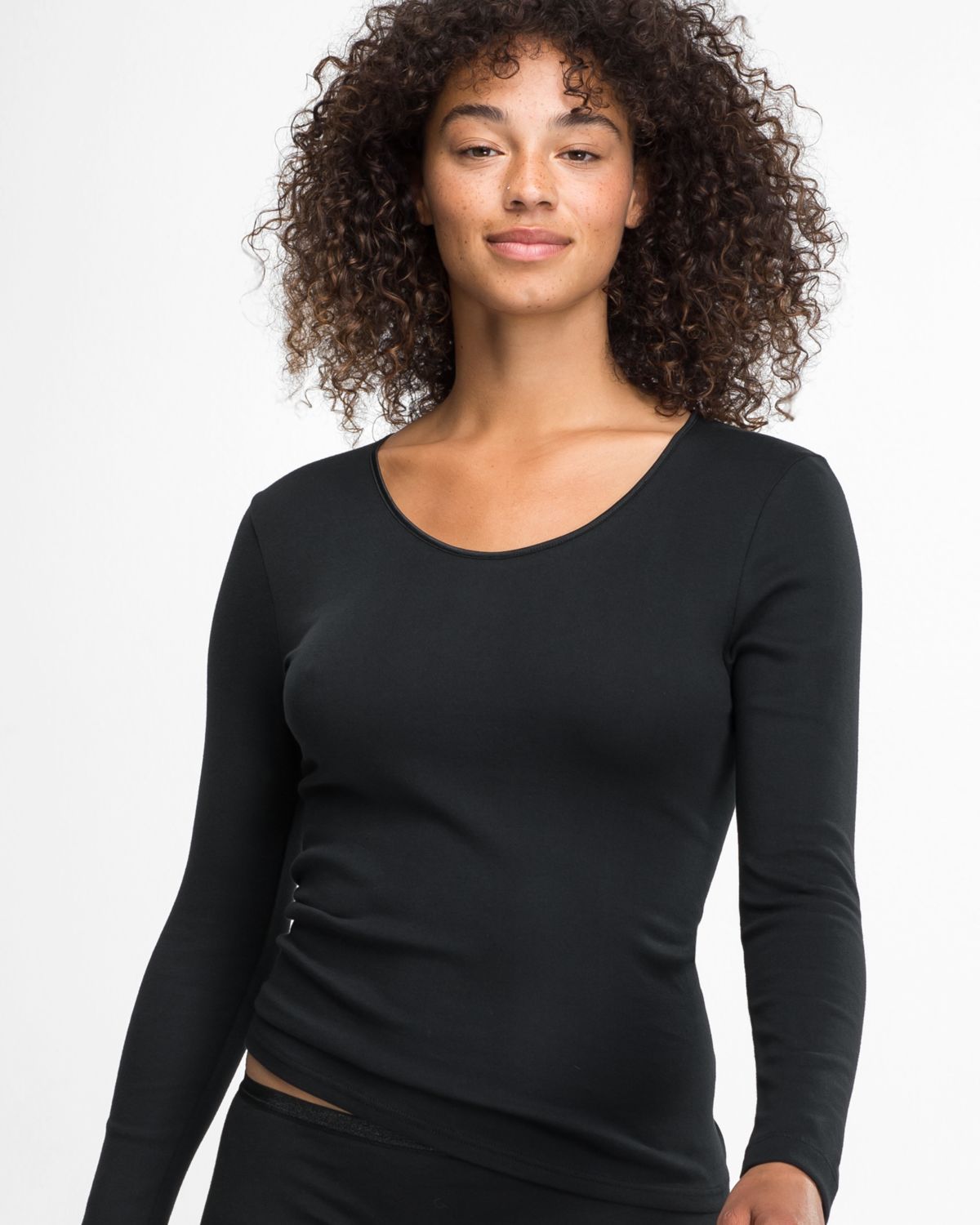 Model trägt Hemd 1/1 Arm in schwarz aus der Serie Natascha, Ansicht von vorne.