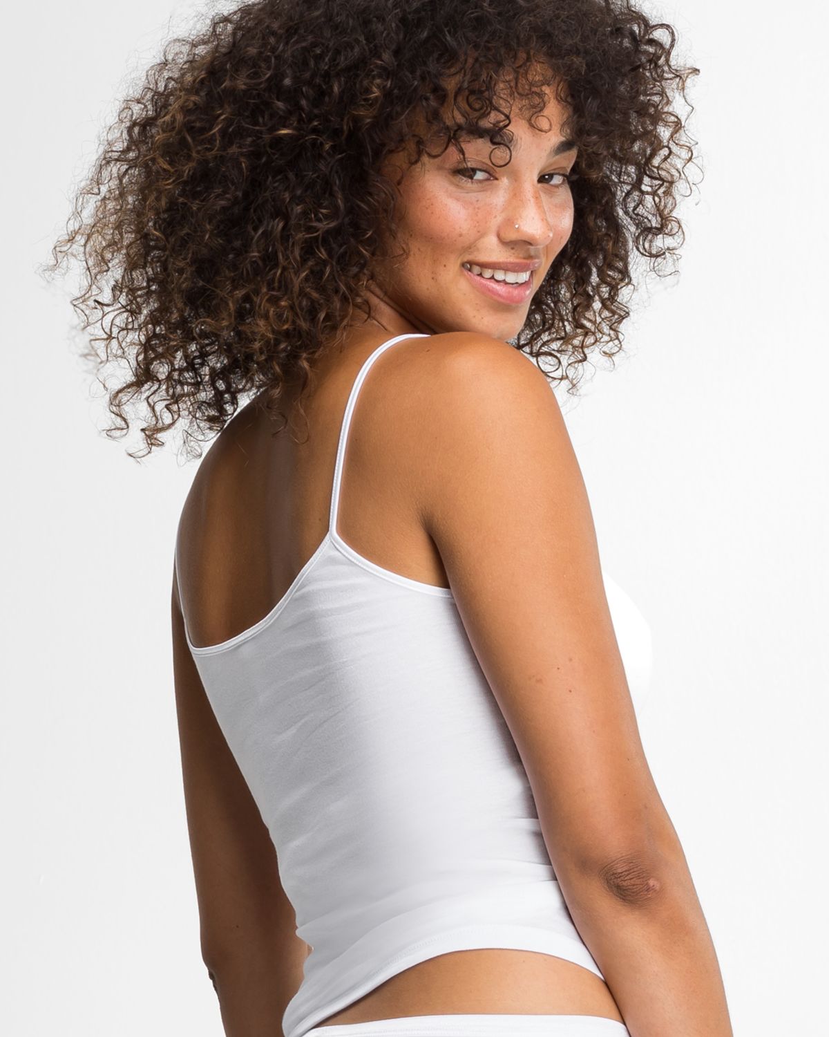 Model trägt Hemd in weiß aus der Serie Natascha, Ansicht von hinten.