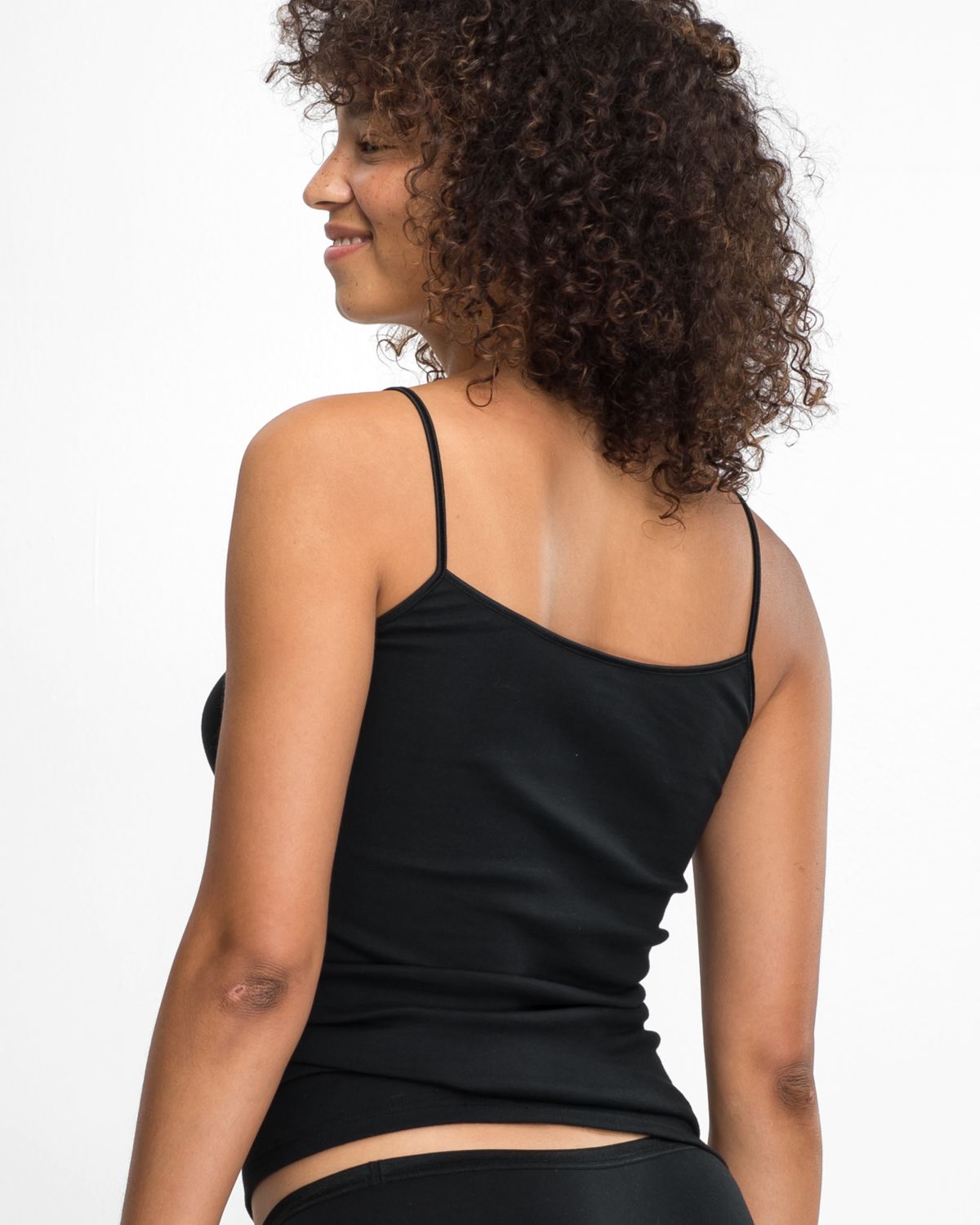 Model trägt Hemd in schwarz aus der Serie Natascha, Ansicht von hinten.