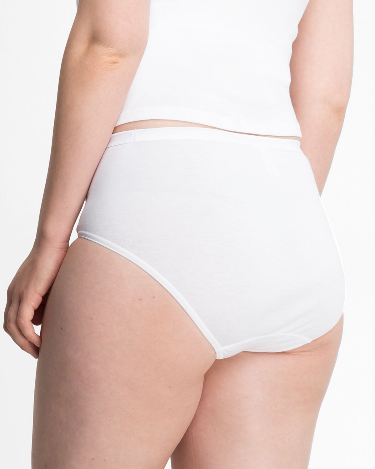 Model trägt Maxislip in weiß aus der Serie Lingerie Plus, Ansicht von hinten.