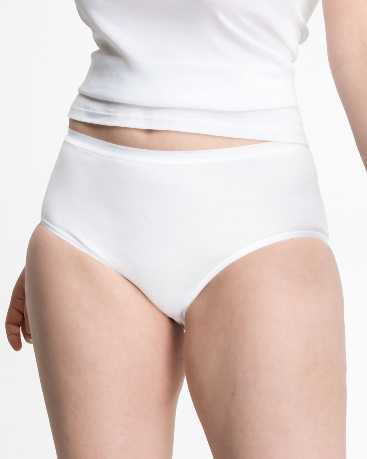 Model trägt Maxislip in weiß aus der Serie Lingerie Plus, Ansicht von vorne.