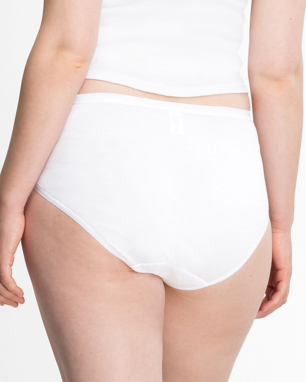 Model trägt Maxislip in weiß aus der Serie Lingerie Plus, Ansicht von hinten.