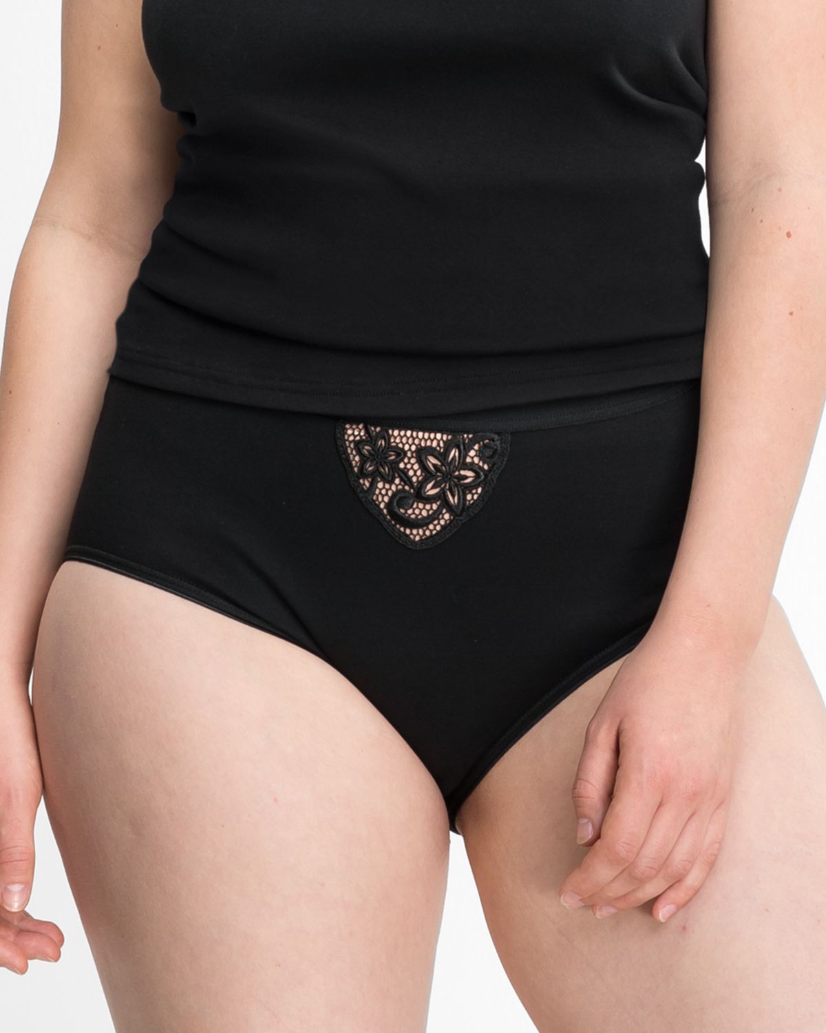 Model trägt Maxislip in schwarz aus der Serie Lingerie Plus, Ansicht von vorne.