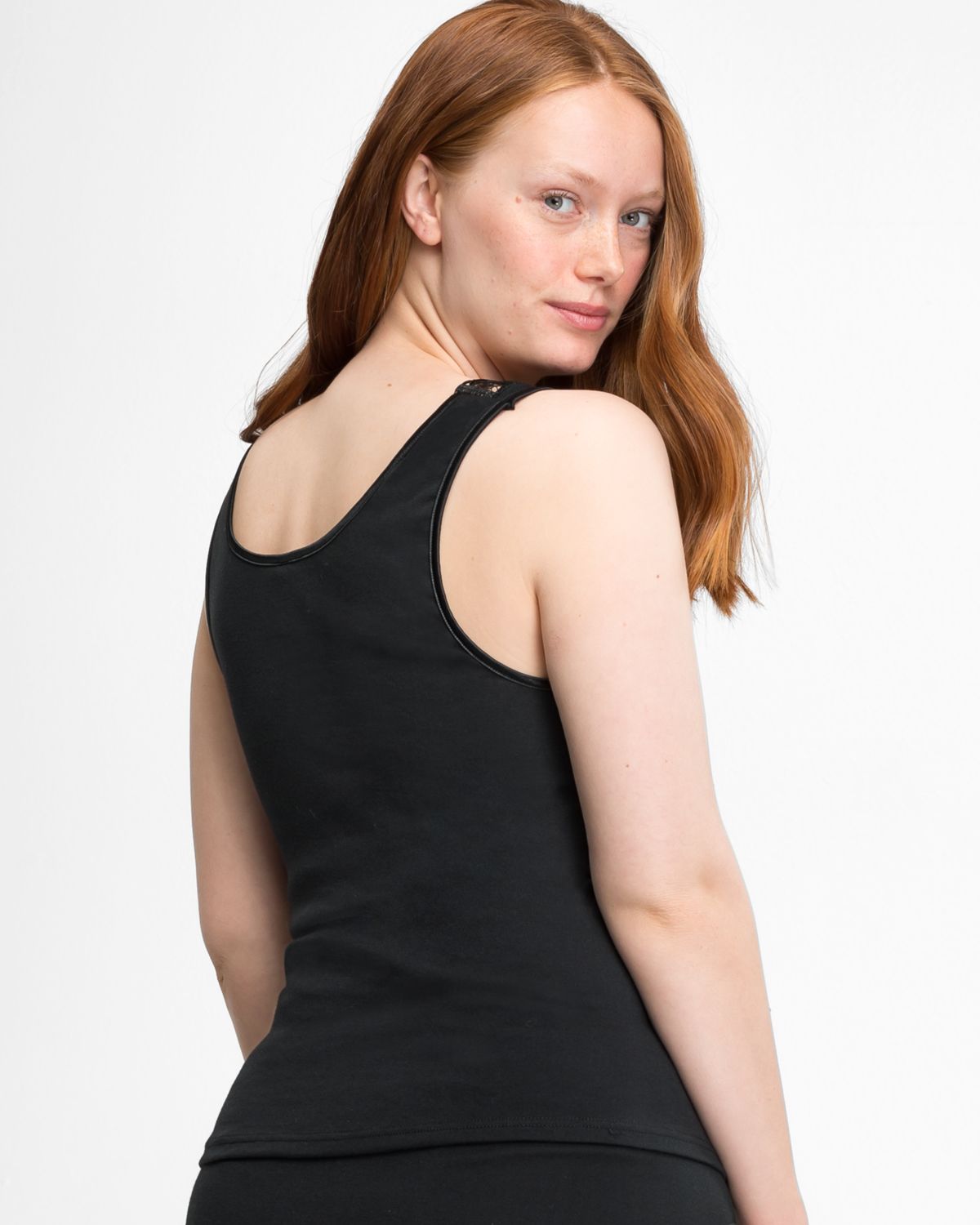 Model trägt Achselhemd in schwarz aus der Serie Lingerie Plus, Ansicht von hinten.