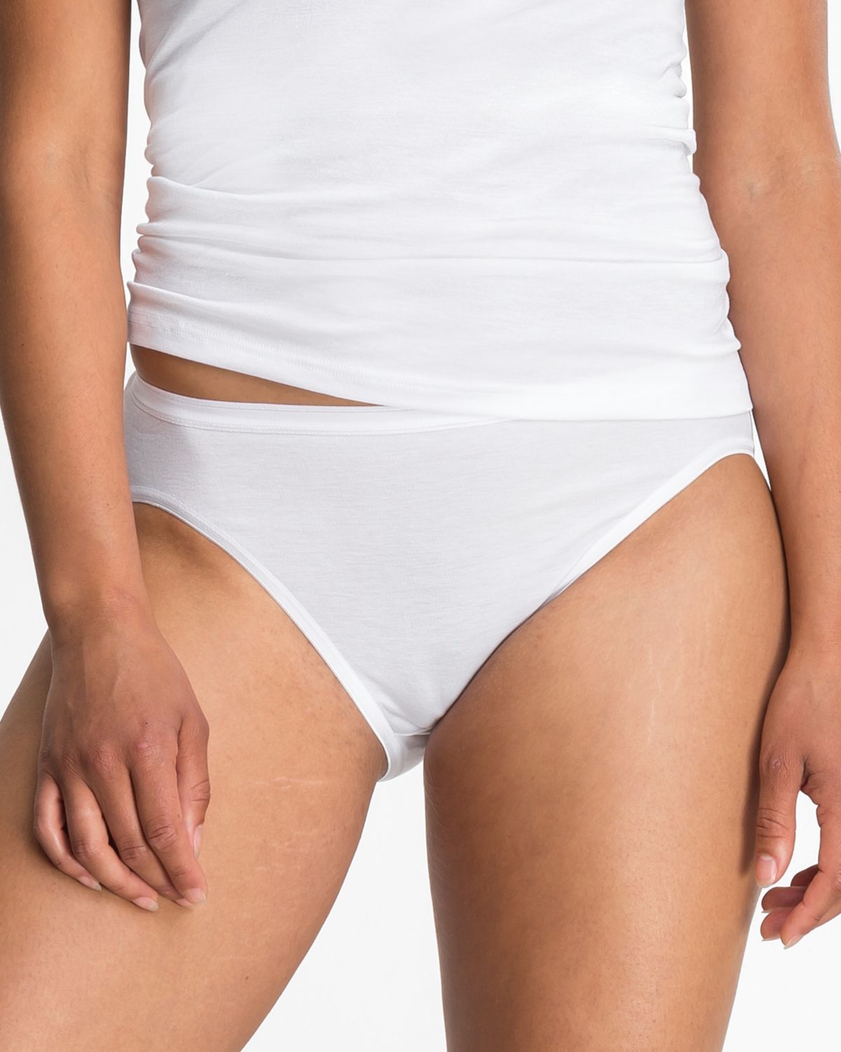 Model trägt Jazzpant in weiß aus der Serie Nadine, Ansicht von vorne.