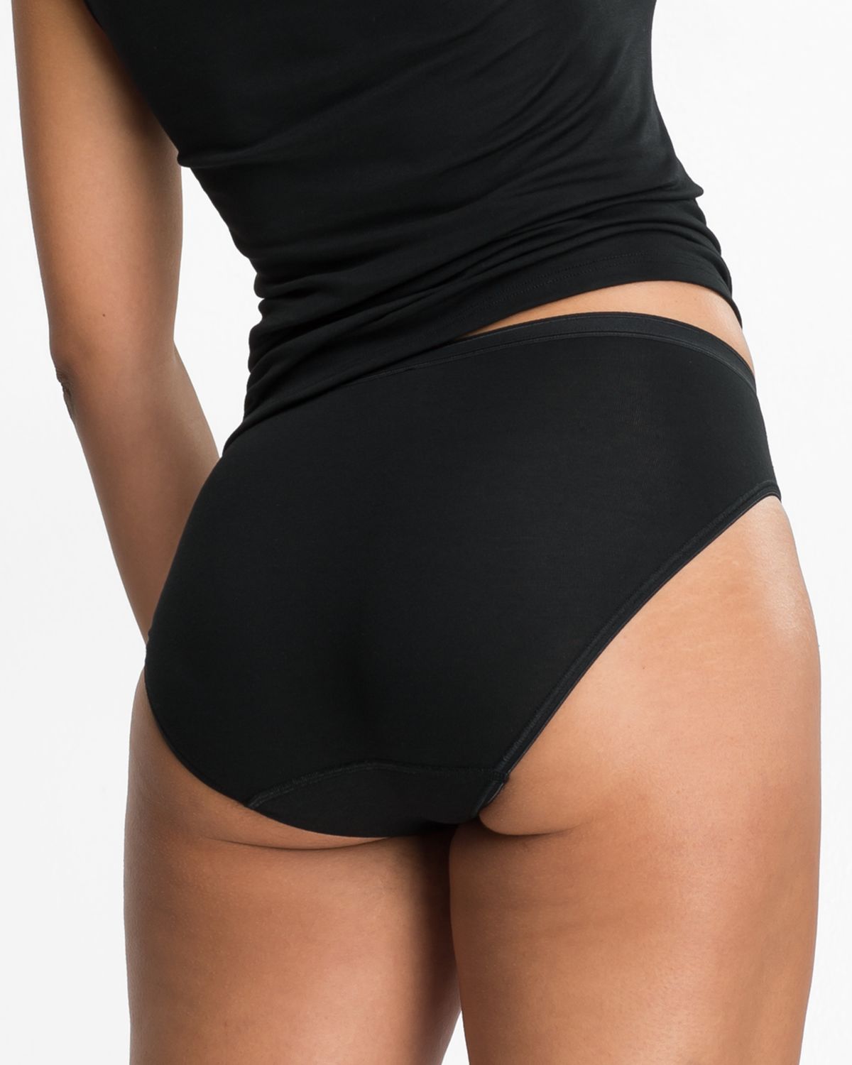 Model trägt Jazzpant in schwarz aus der Serie Nadine, Ansicht von hinten.