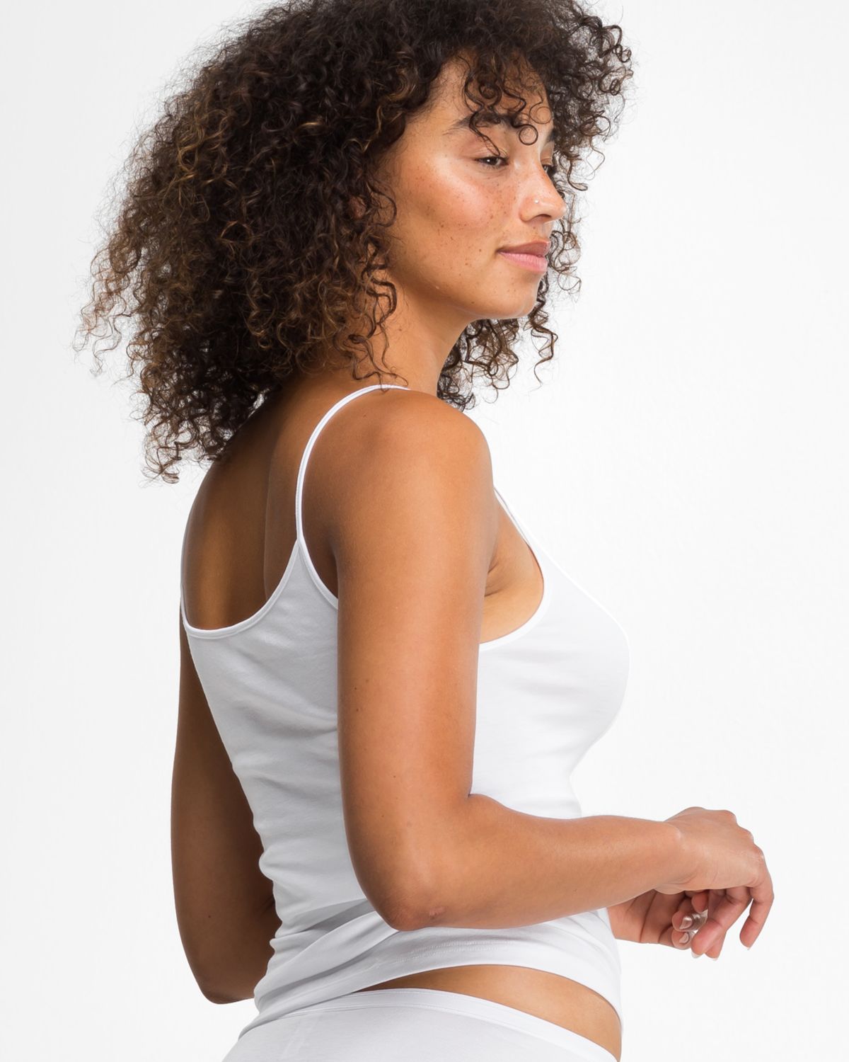 Model trägt Hemd in weiß aus der Serie Nadine, Ansicht von hinten.