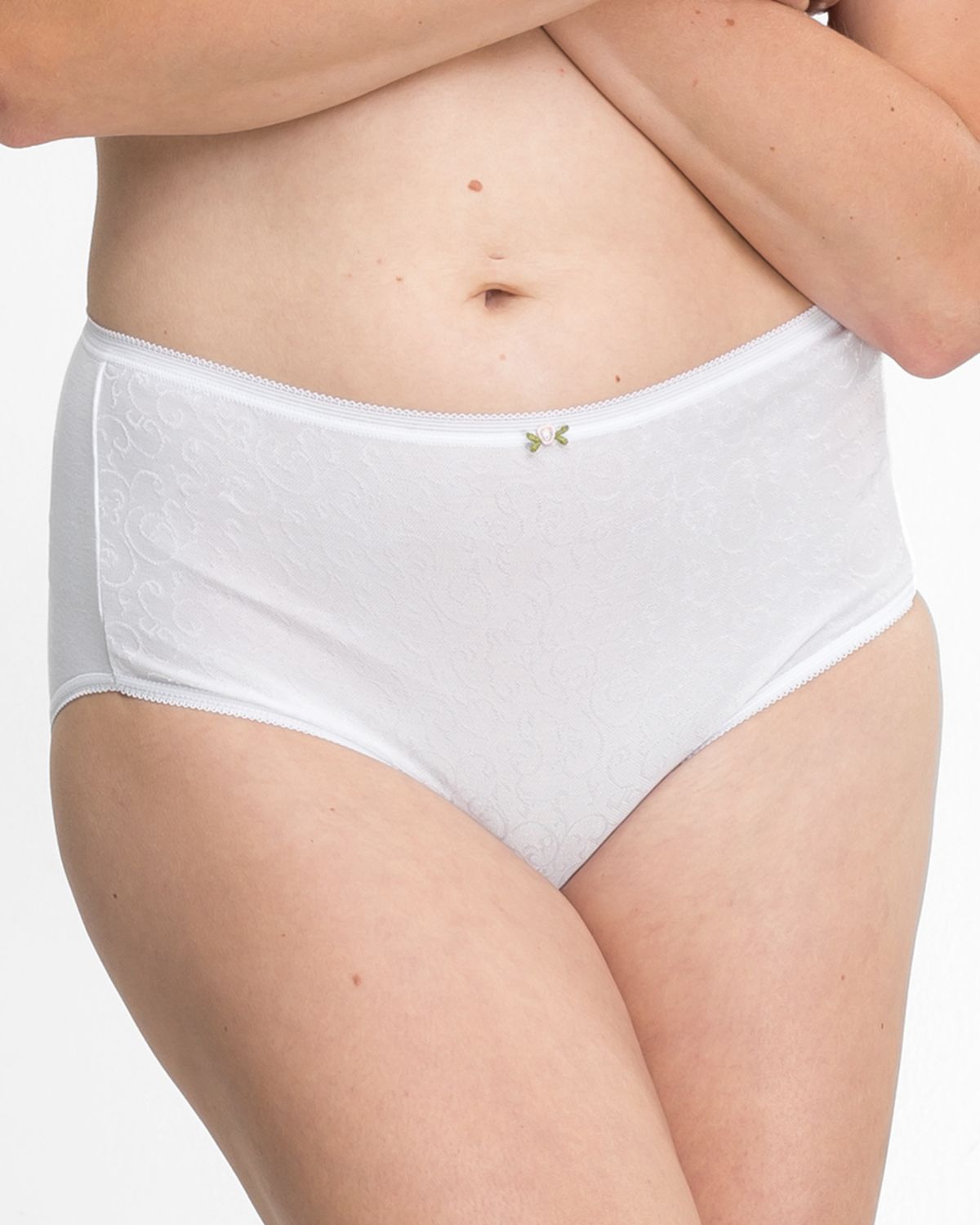 Model trägt Taillenslip in weiß aus der Serie Britta, Ansicht von vorne.