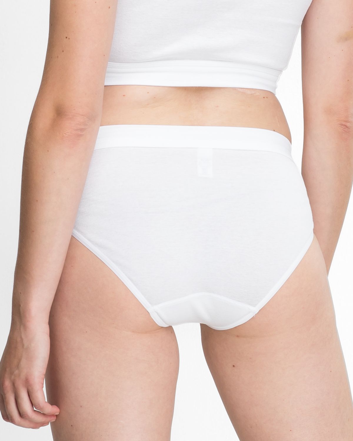 Model trägt Jazzpant in weiß aus der Serie Bio Cotton, Ansicht von hinten.