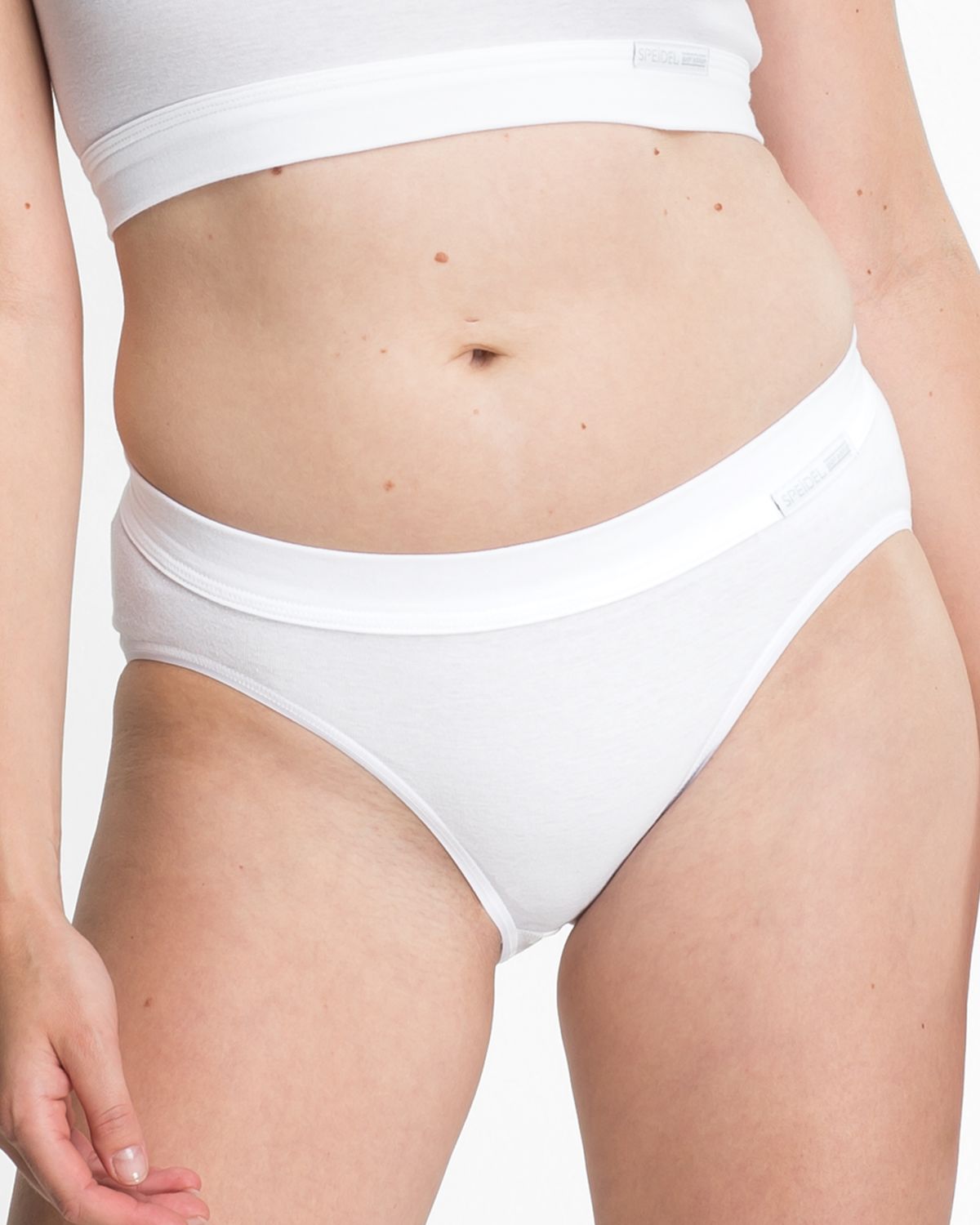 Model trägt Jazzpant in weiß aus der Serie Bio Cotton, Ansicht von vorne.