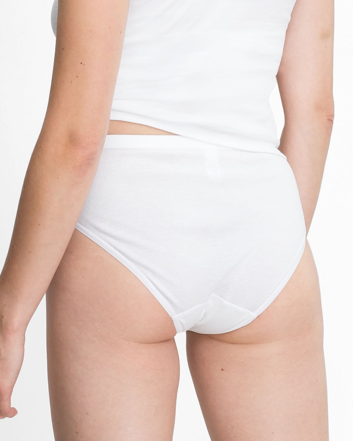 Model trägt Jazzpant in weiß aus der Serie Bio Cotton, Ansicht von hinten.