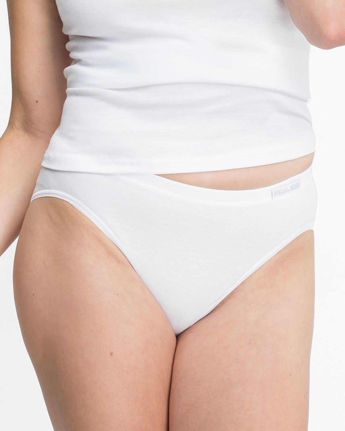 Model trägt Jazzpant in weiß aus der Serie Bio Cotton, Ansicht von vorne.