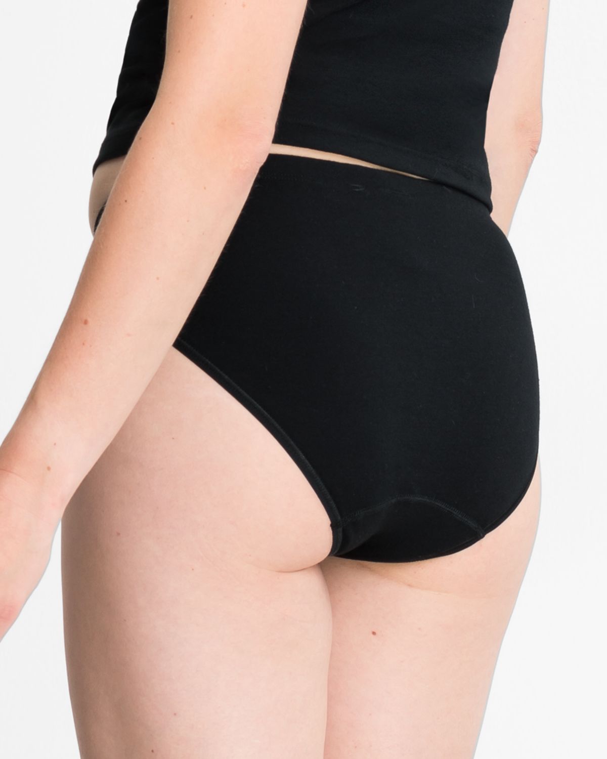 Model trägt Jazzpant in schwarz aus der Serie Bio Cotton, Ansicht von hinten.