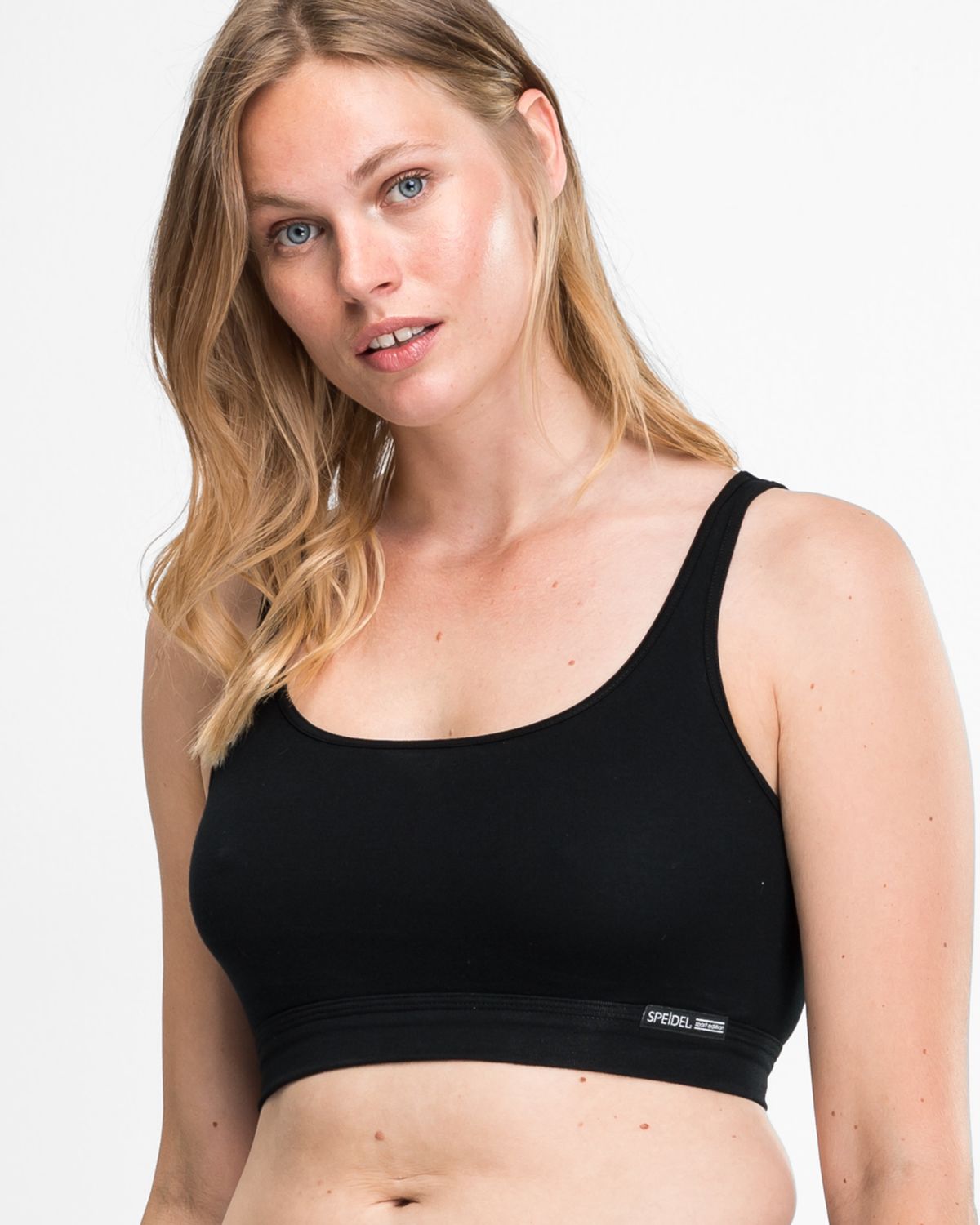 Model trägt Trägerbustier in schwarz aus der Serie Bio Cotton, Ansicht von vorne.