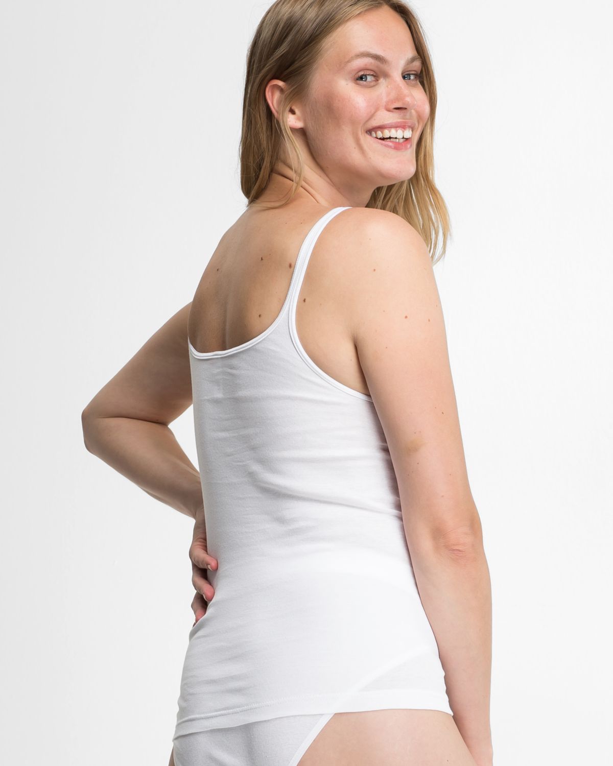 Model trägt Trägerhemd in weiß aus der Serie Bio Cotton, Ansicht von hinten.