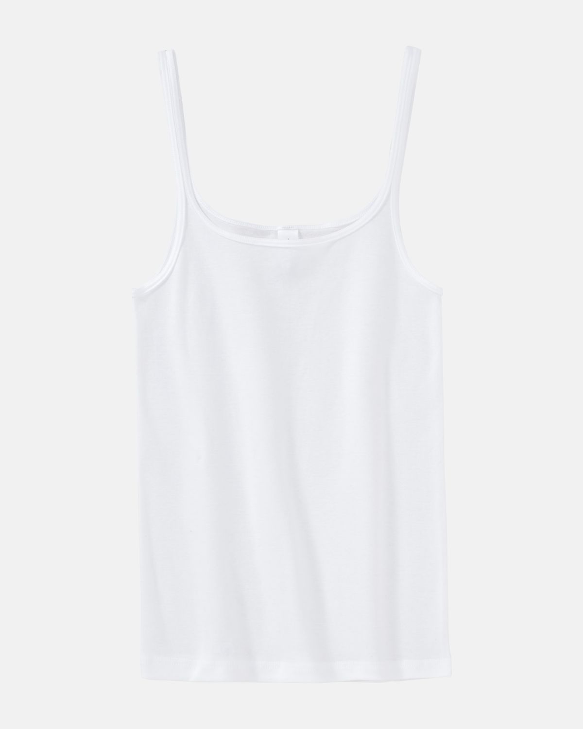 Trägerhemd in weiß aus der Serie Bio Cotton, flach auf einer Oberfläche liegend.